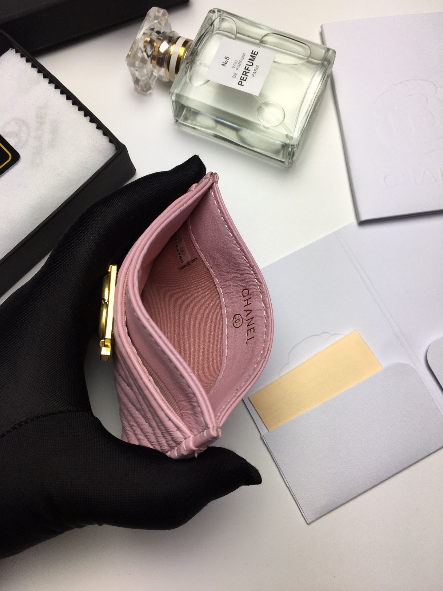 CC LINE CARD HOLDER 11.2 BABY PINK CALFSKIN GOLD ICON