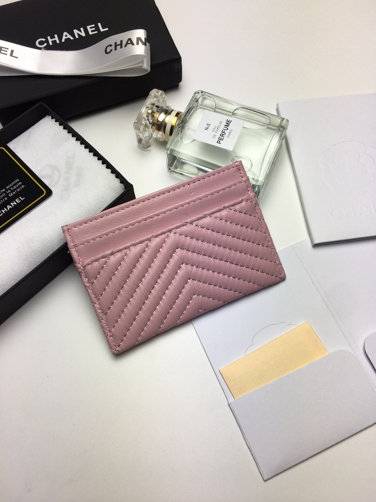 CC LINE CARD HOLDER 11.2 BABY PINK CALFSKIN GOLD ICON
