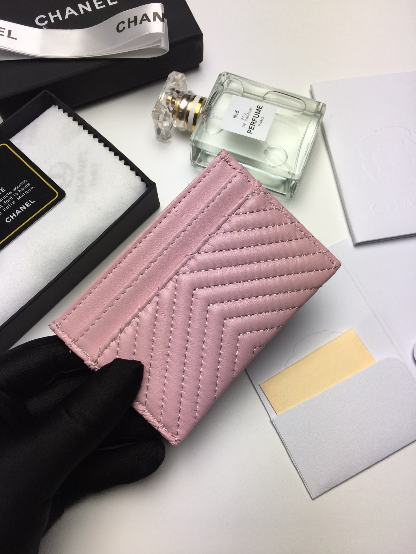 CC LINE CARD HOLDER 11.2 BABY PINK CALFSKIN GOLD ICON