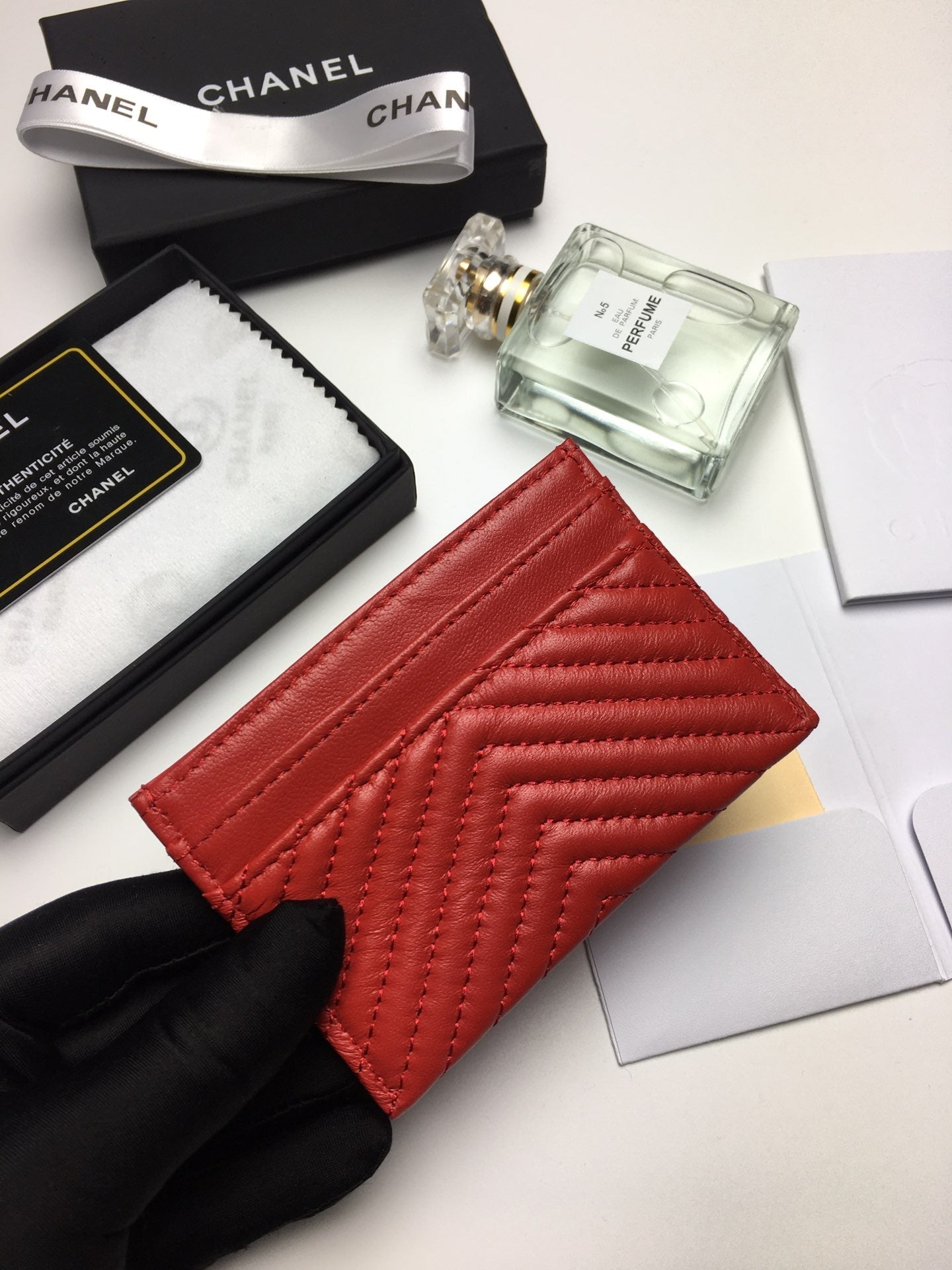 CC LINE CARD HOLDER 11.2 RED CALFSKIN GOLD ICON