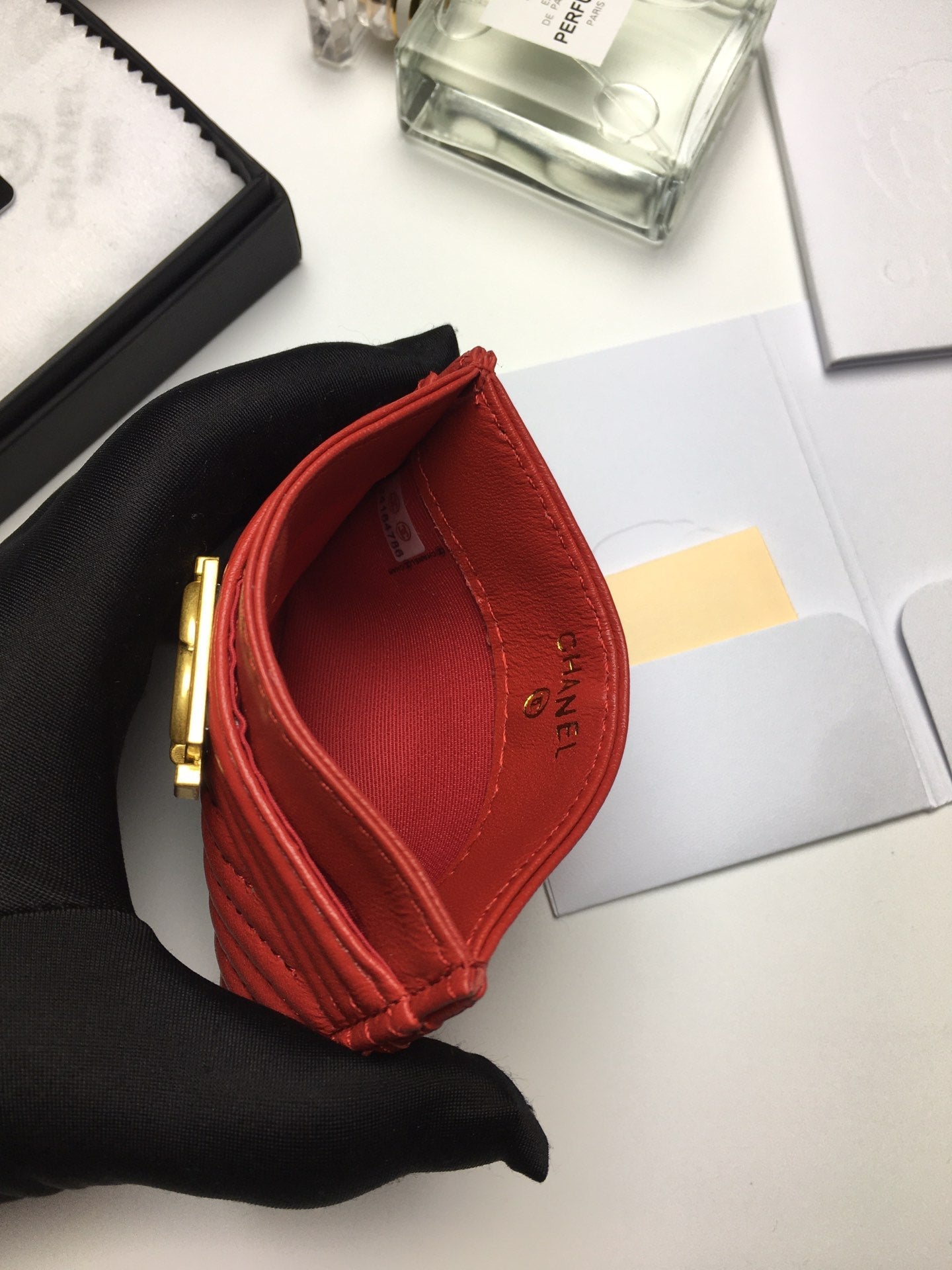 CC LINE CARD HOLDER 11.2 RED CALFSKIN GOLD ICON