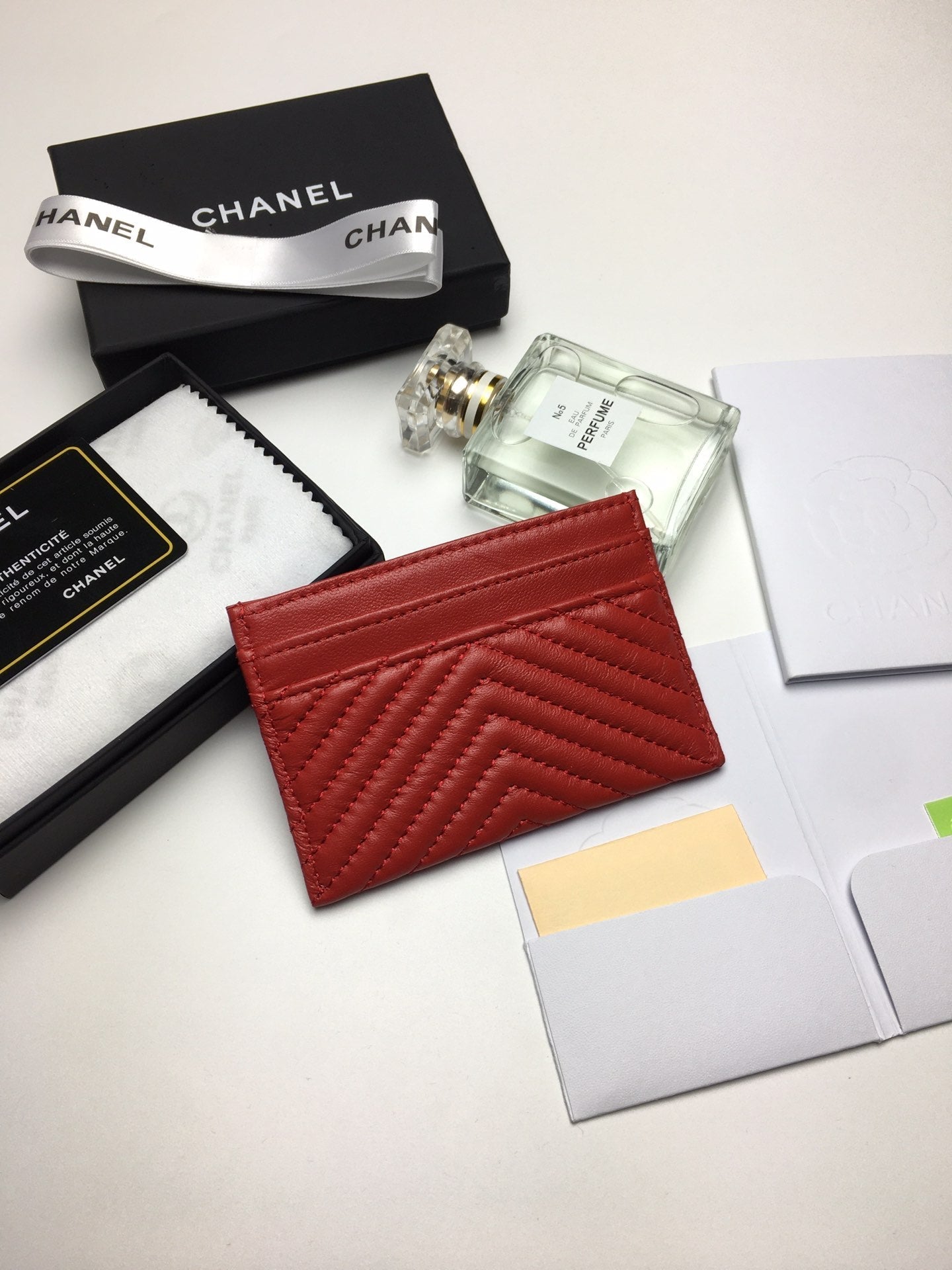 CC LINE CARD HOLDER 11.2 RED CALFSKIN GOLD ICON