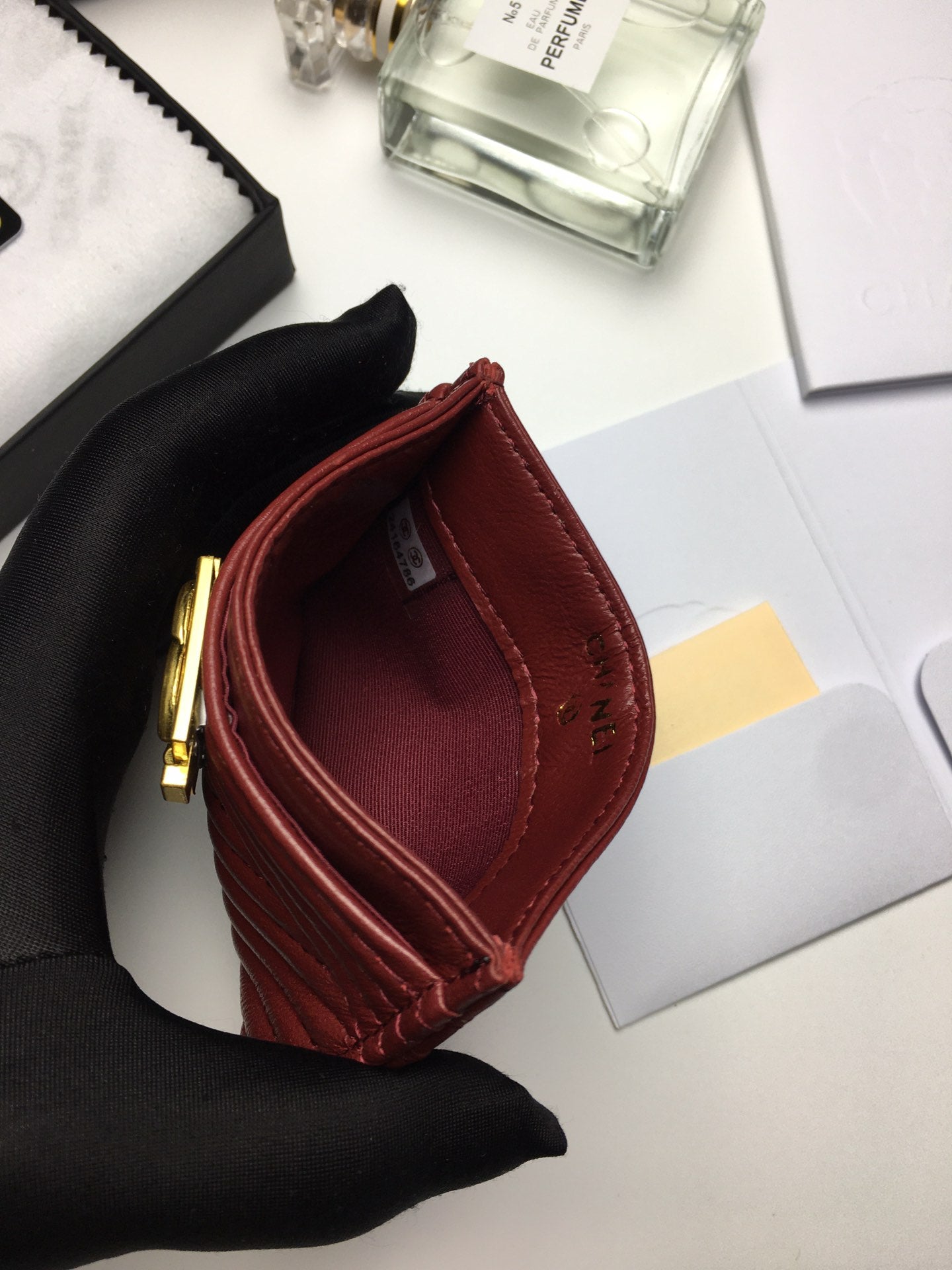 CC LINE CARD HOLDER 11.2 GARNET CALFSKIN GOLD ICON