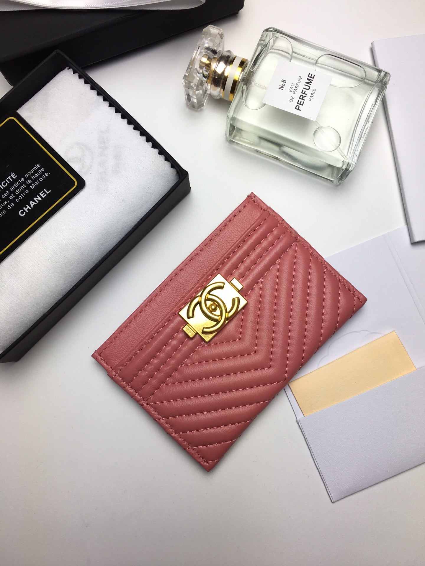 CC LINE CARD HOLDER 11.2 CORAL CALFSKIN GOLD ICON