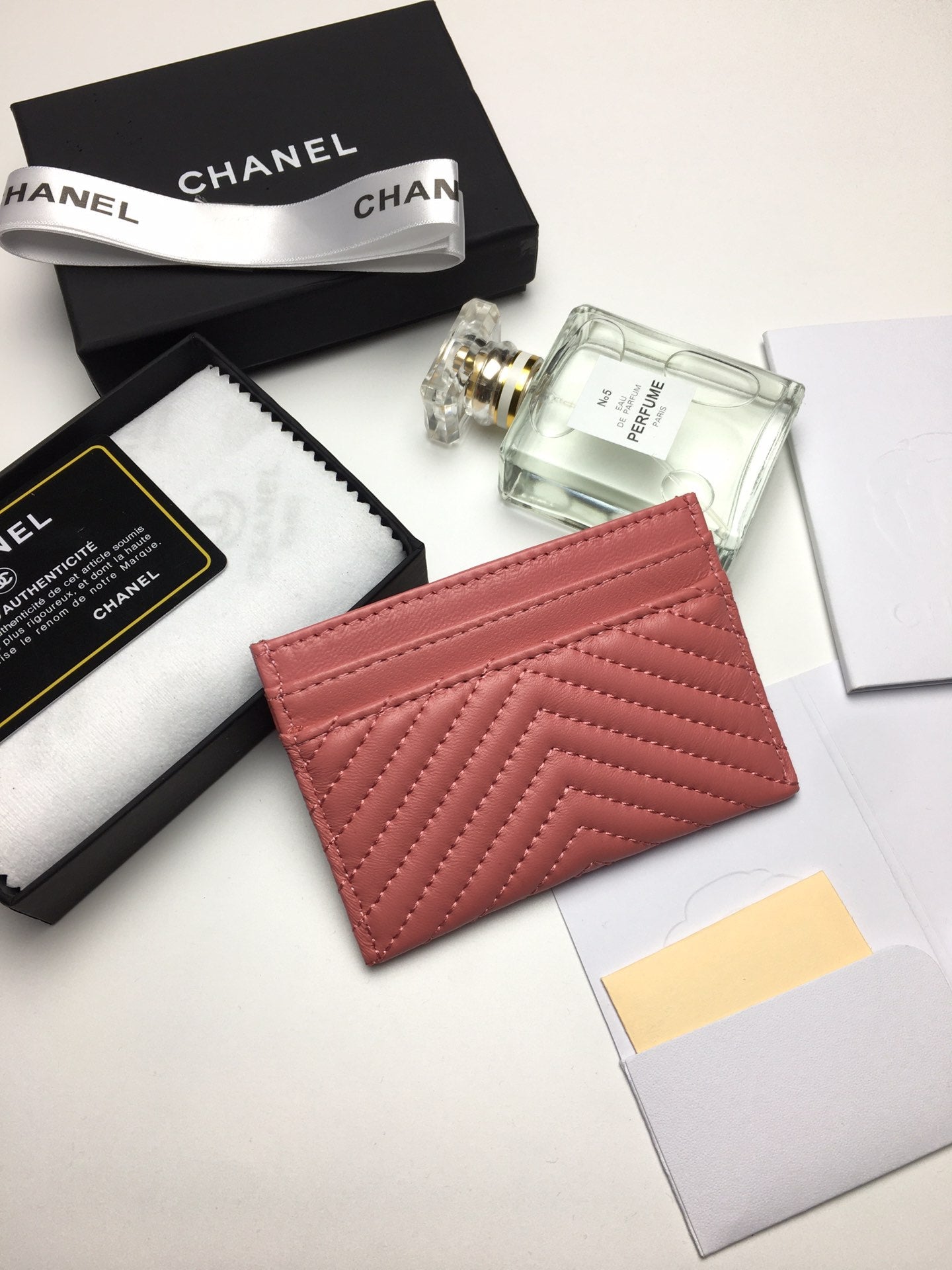 CC LINE CARD HOLDER 11.2 CORAL CALFSKIN GOLD ICON