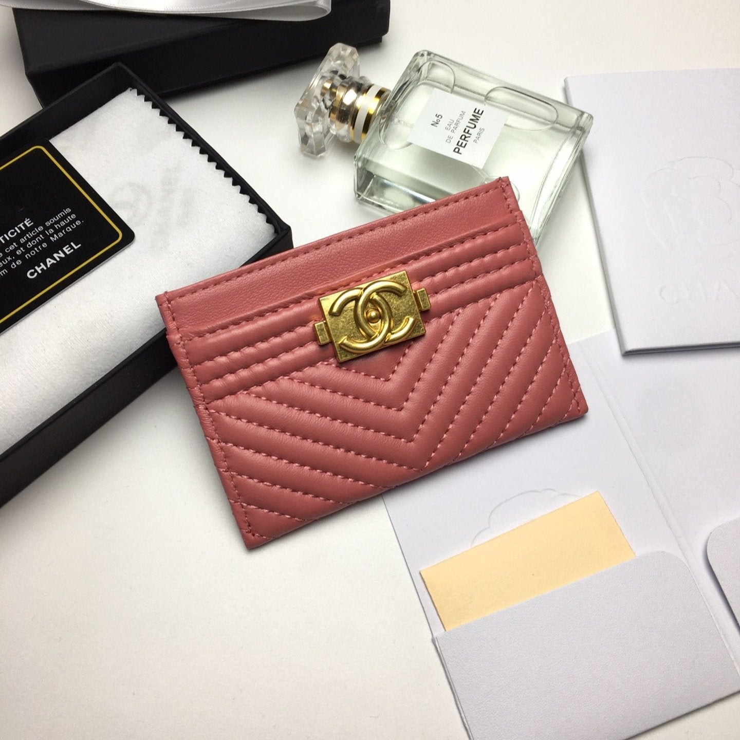 CC LINE CARD HOLDER 11.2 CORAL CALFSKIN GOLD ICON