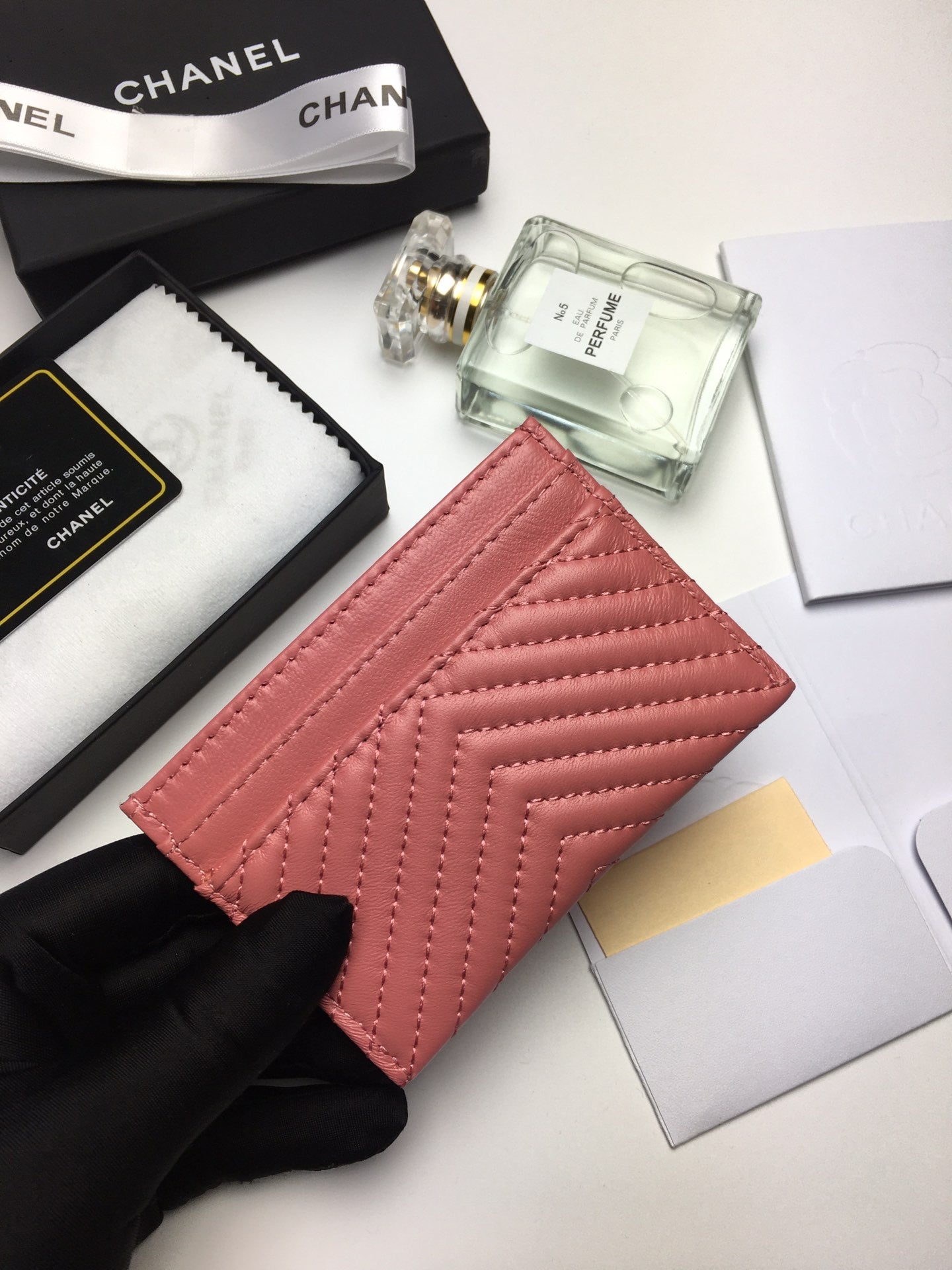 CC LINE CARD HOLDER 11.2 CORAL CALFSKIN GOLD ICON