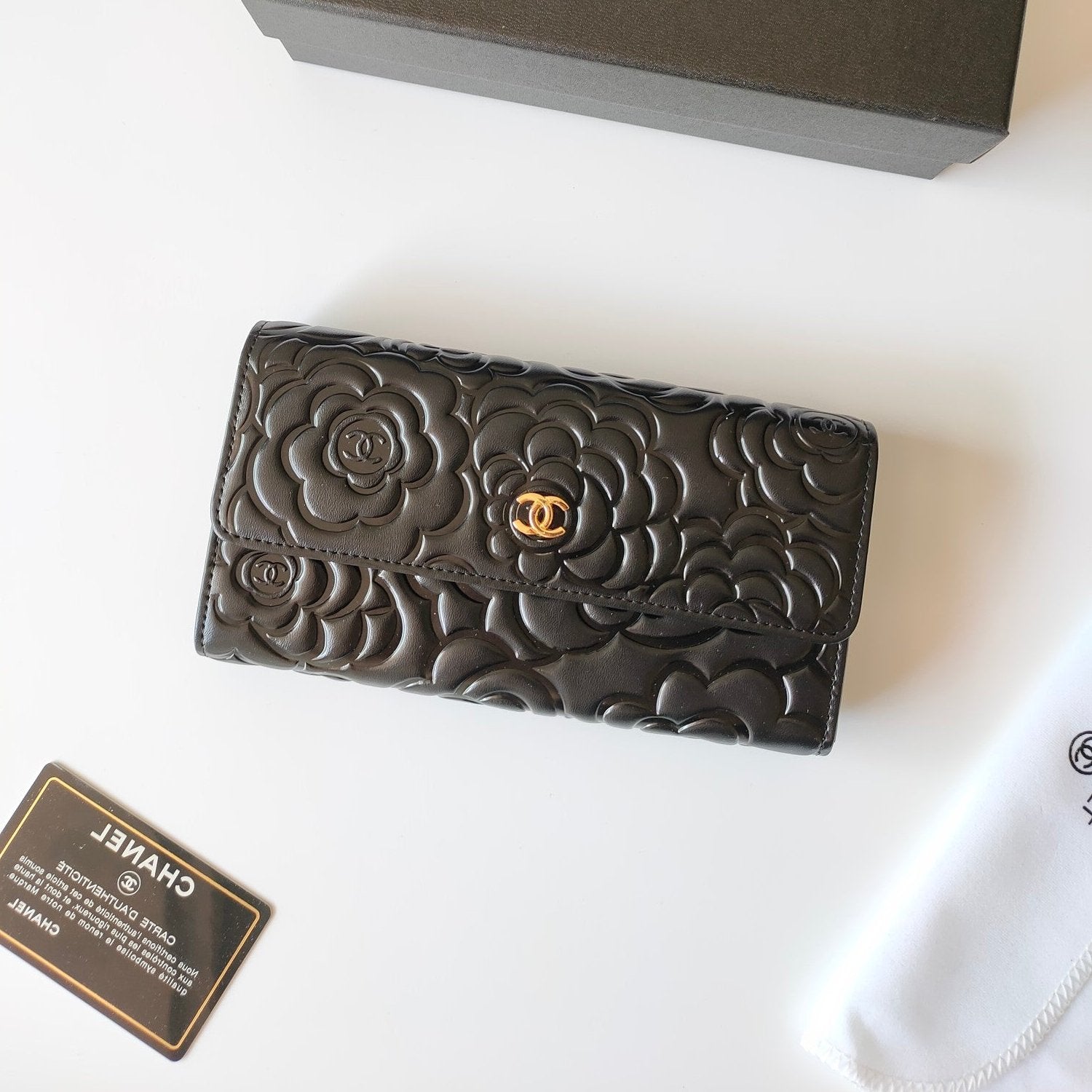 CC CLASSIC LONG PURSE CAVIAR 19 BLACK CALFSKIN EMBOSSED CAMELLIA