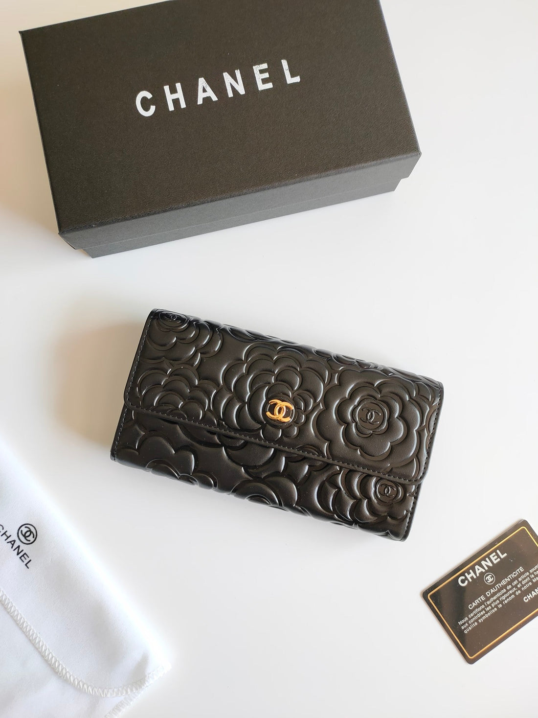 CC CLASSIC LONG PURSE CAVIAR 19 BLACK CALFSKIN EMBOSSED CAMELLIA