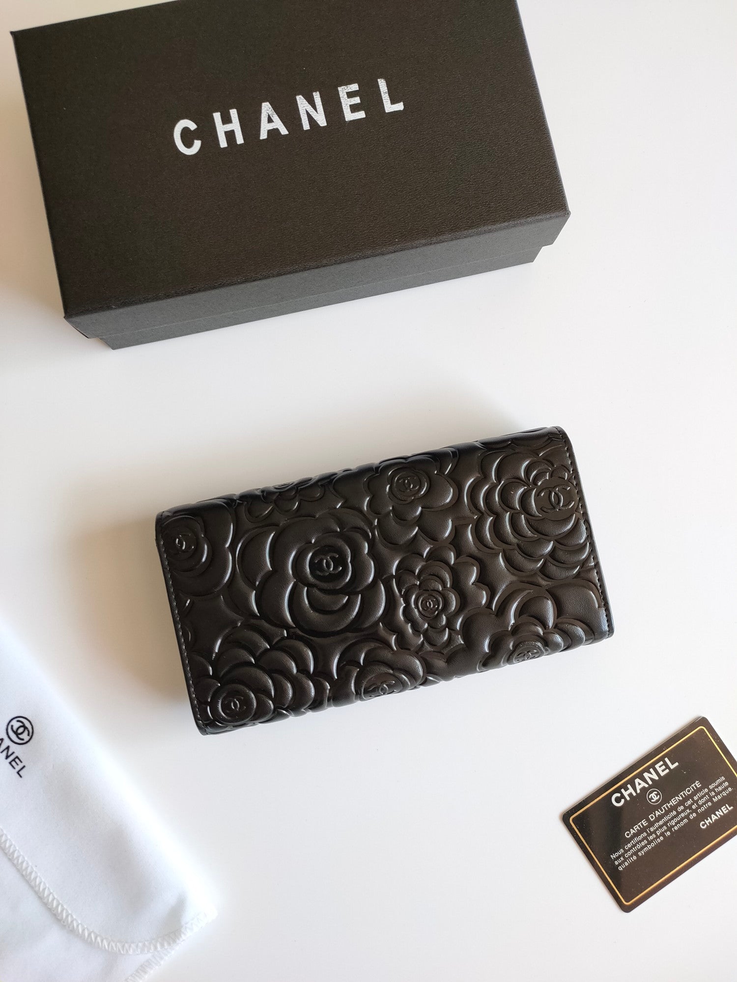 CC CLASSIC LONG PURSE CAVIAR 19 BLACK CALFSKIN EMBOSSED CAMELLIA