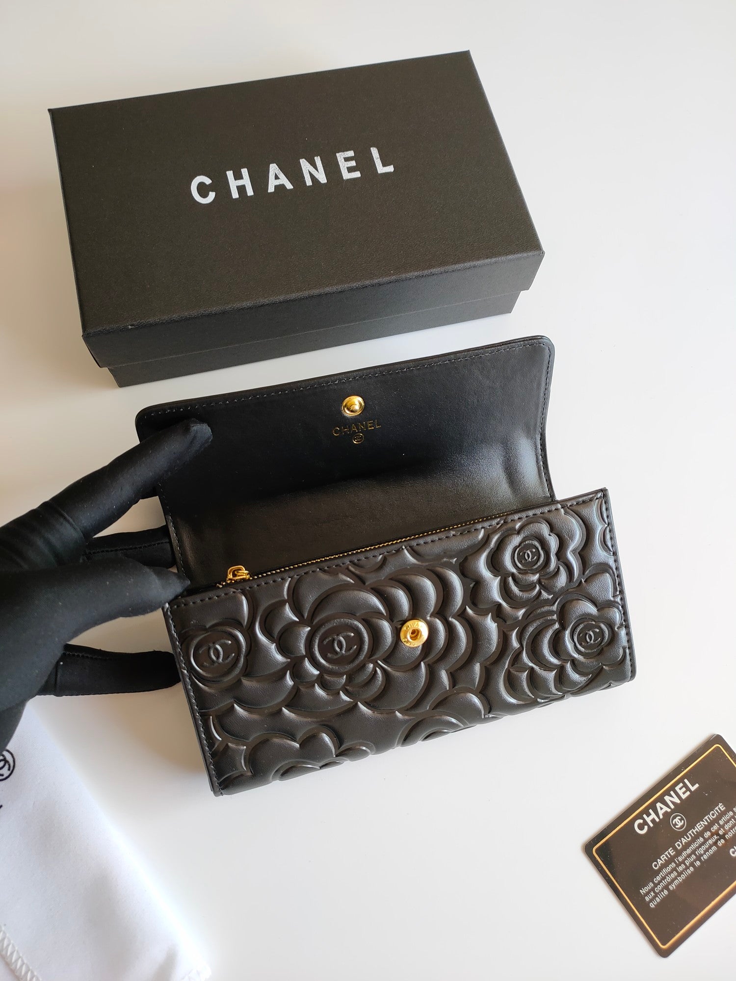 CC CLASSIC LONG PURSE CAVIAR 19 BLACK CALFSKIN EMBOSSED CAMELLIA