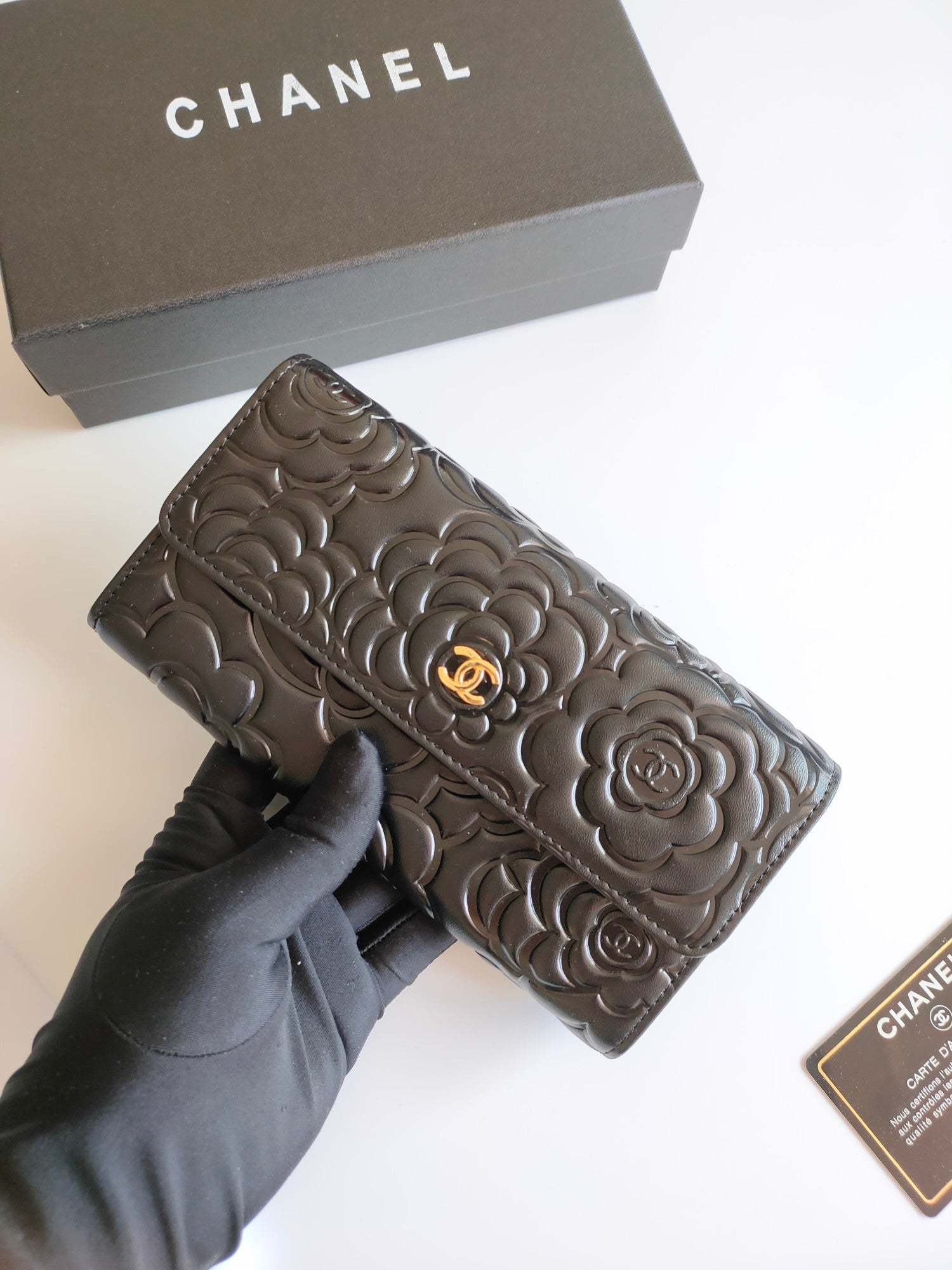 CC CLASSIC LONG PURSE CAVIAR 19 BLACK CALFSKIN EMBOSSED CAMELLIA