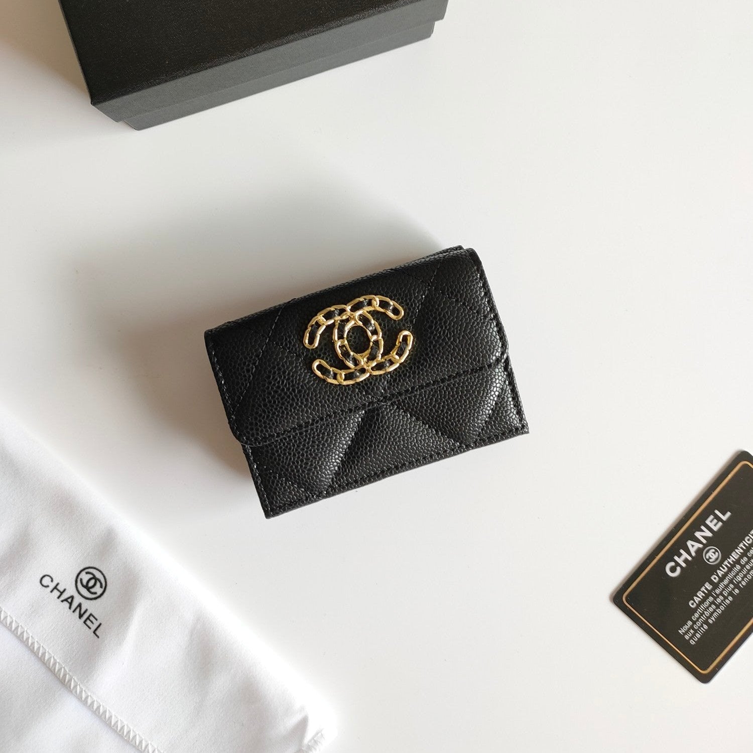 CC TRIFOLD PURSE 12 BLACK GRAINED CALFSKIN GOLD ICON