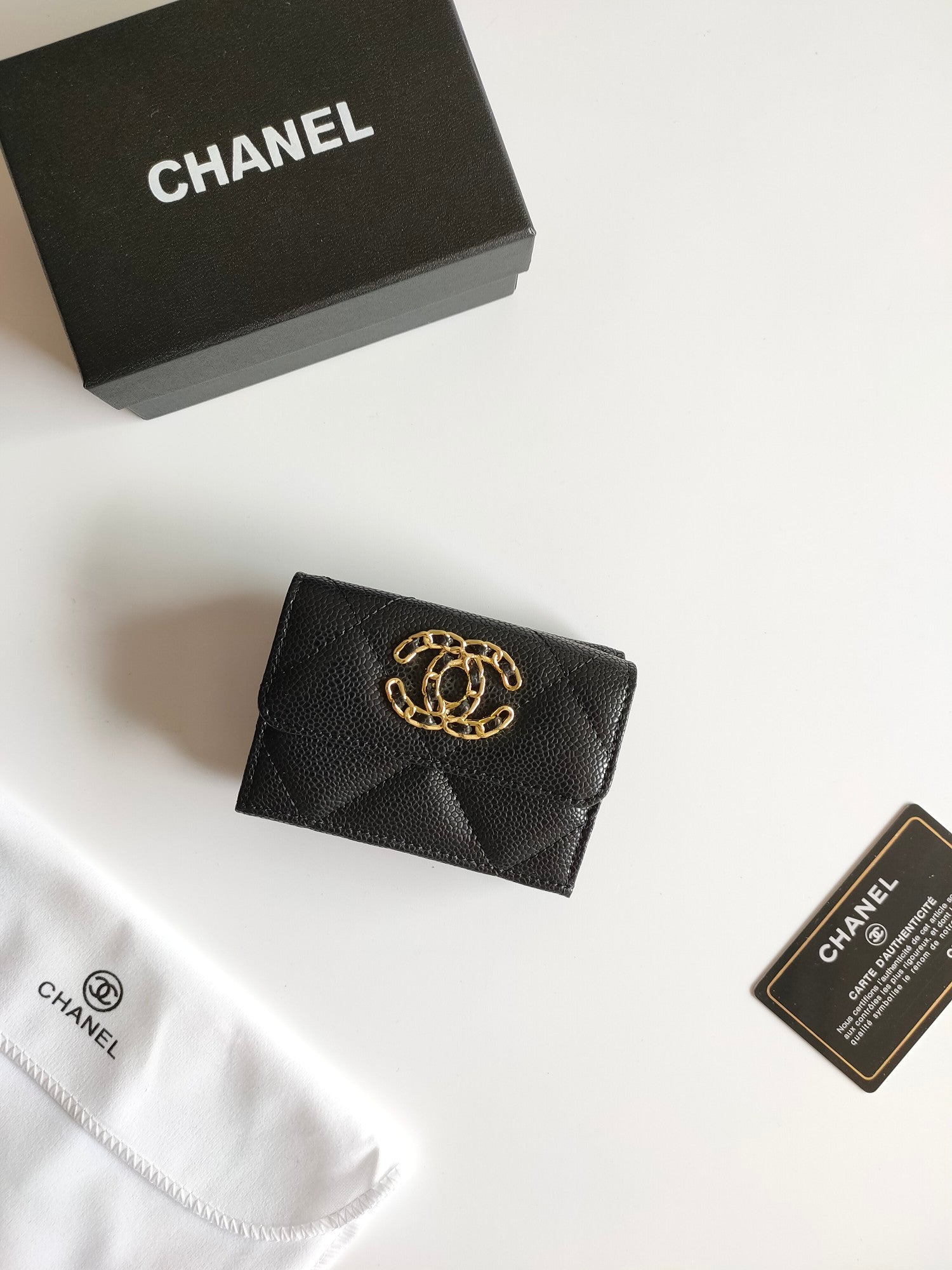 CC TRIFOLD PURSE 12 BLACK GRAINED CALFSKIN GOLD ICON