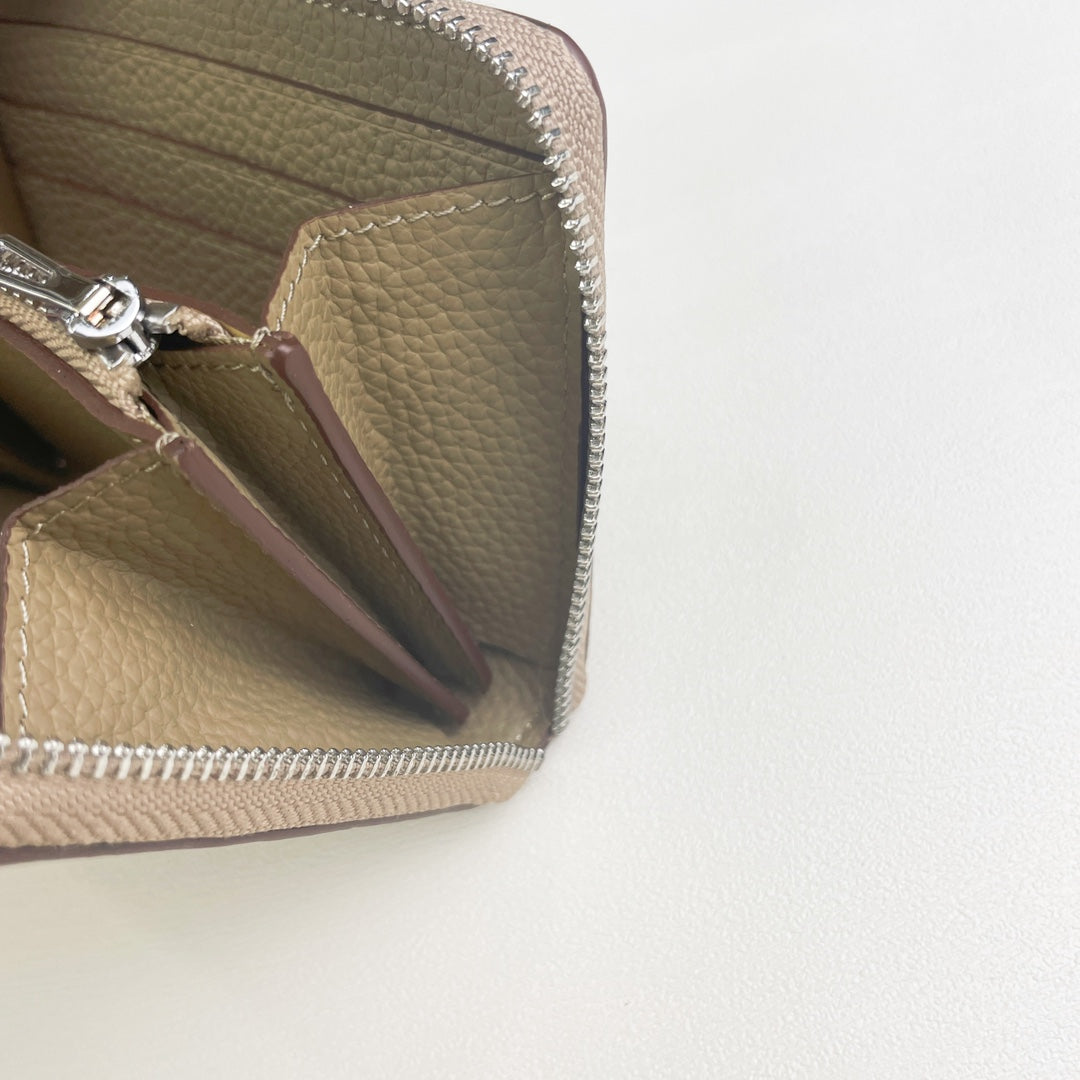 HM SILK'IN HOLED SHORT WALLET 11.5 KHAKI GRAINED CALFSKIN