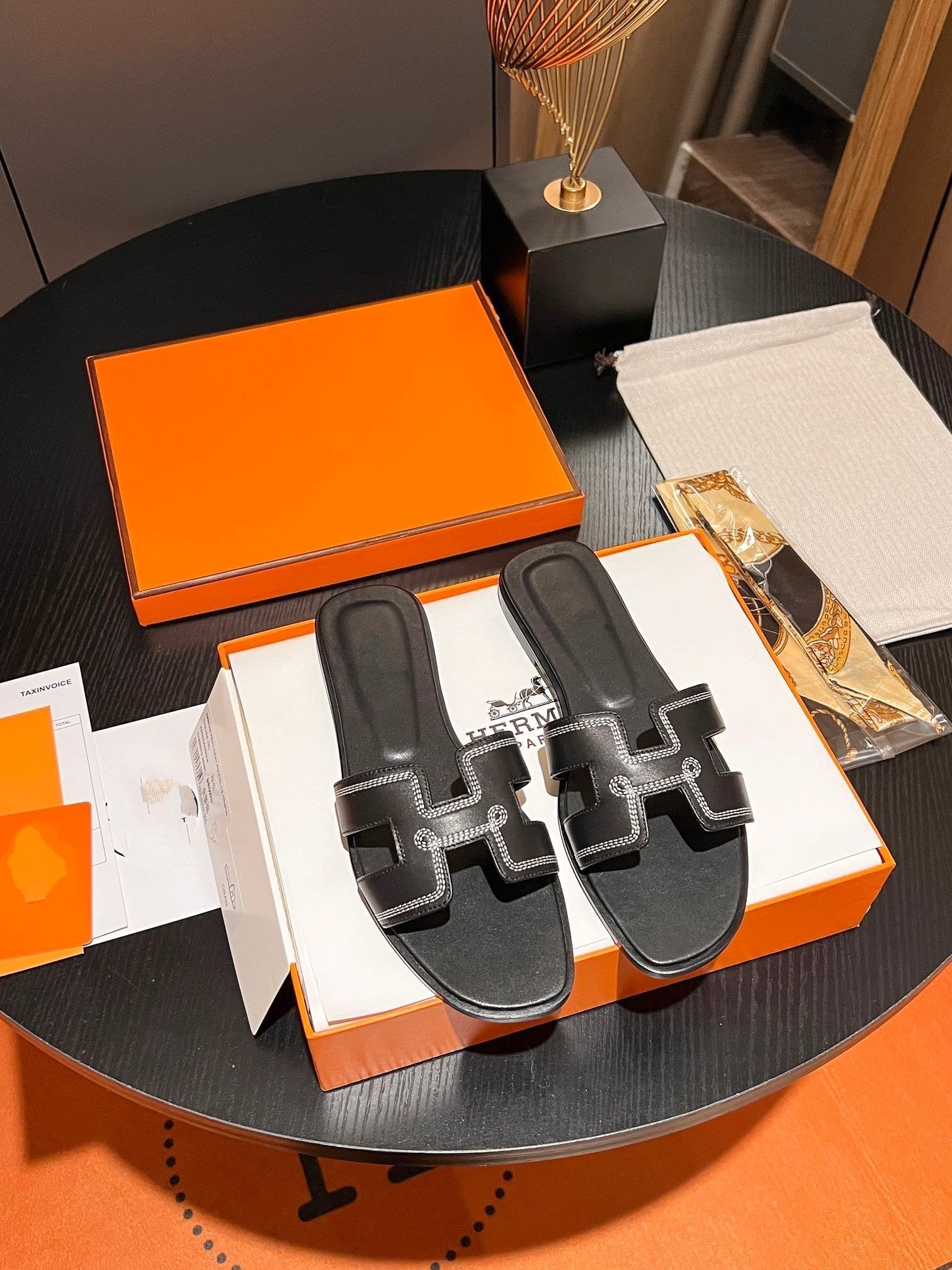 0RAN SANDAL Calfskin Black