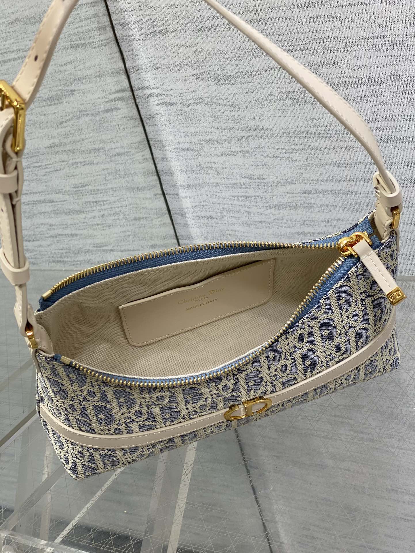 CD  Miss Caro 24 blue raffia-effect fabric