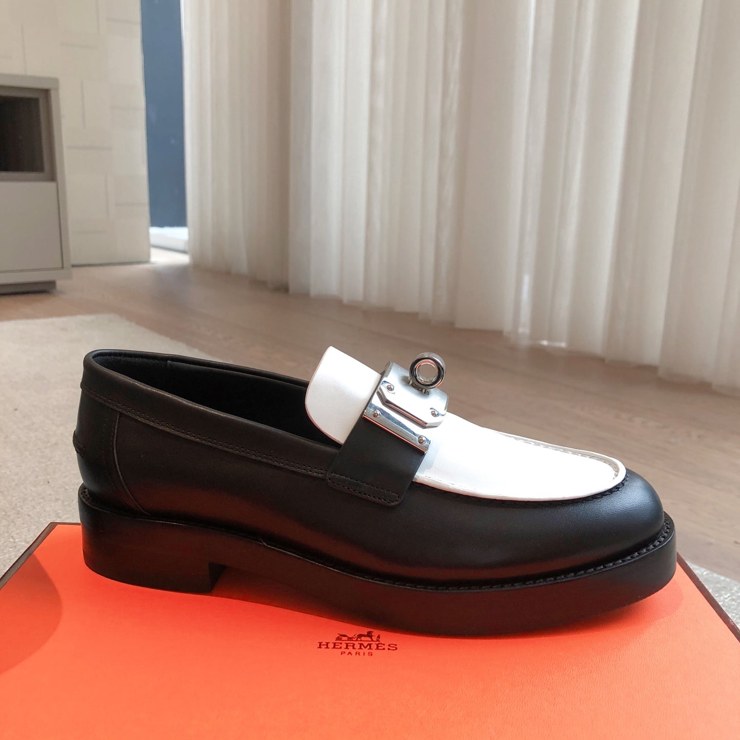 HM 25 Kelly Loafer White Black Cowhide 353506