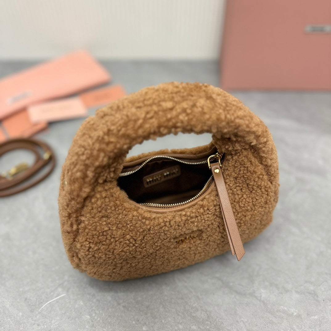 WANDER HOBO BAG 18 IN BROWN SHEARLING