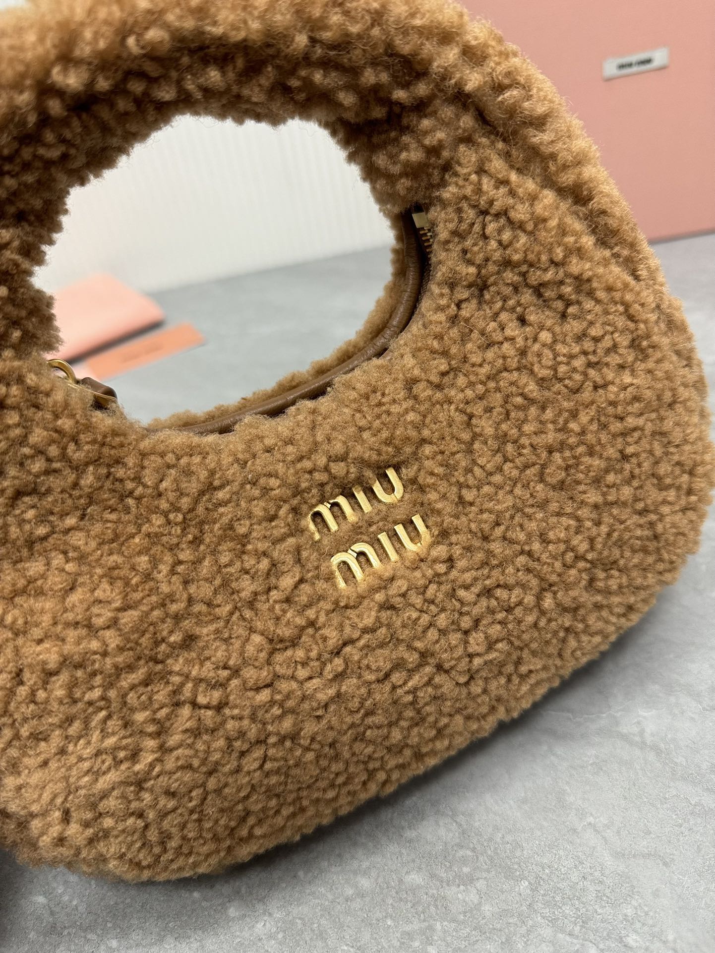 WANDER HOBO BAG 18 IN BROWN SHEARLING