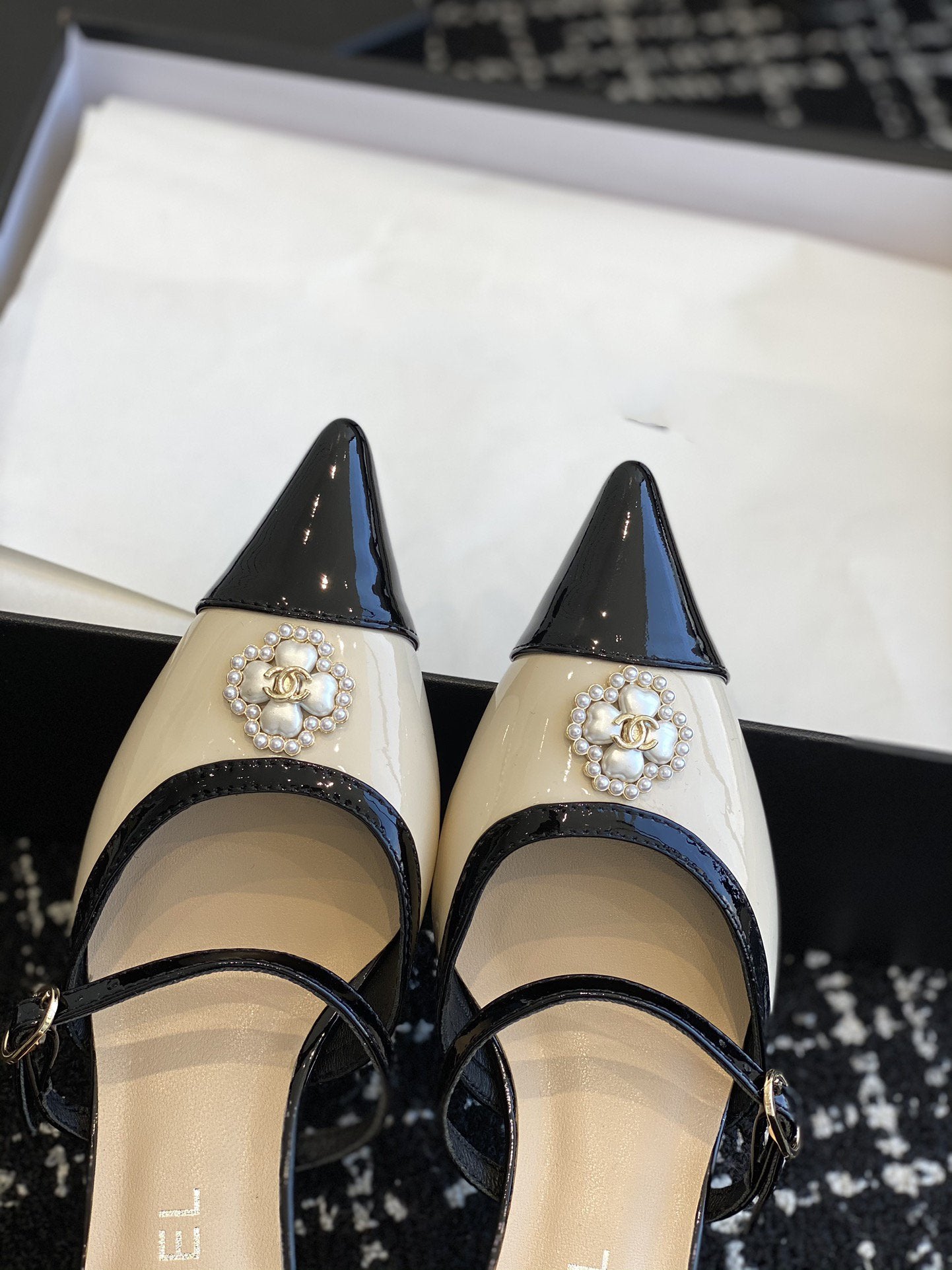 mule sandal beige black patent calfskin