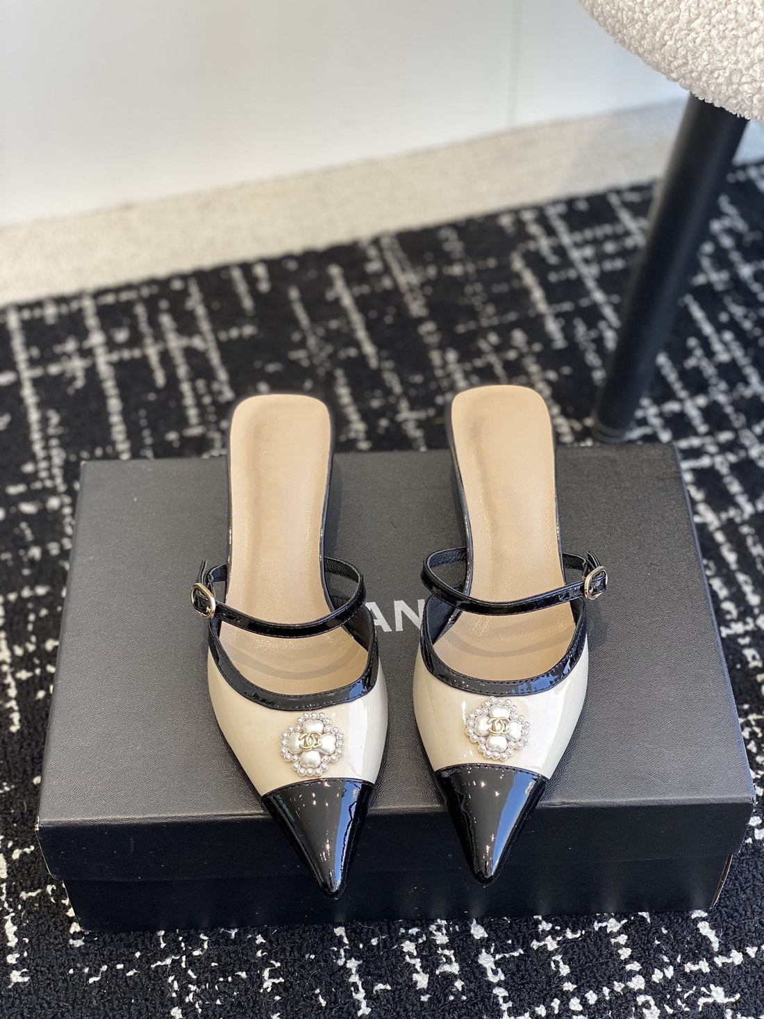 mule sandal beige black patent calfskin