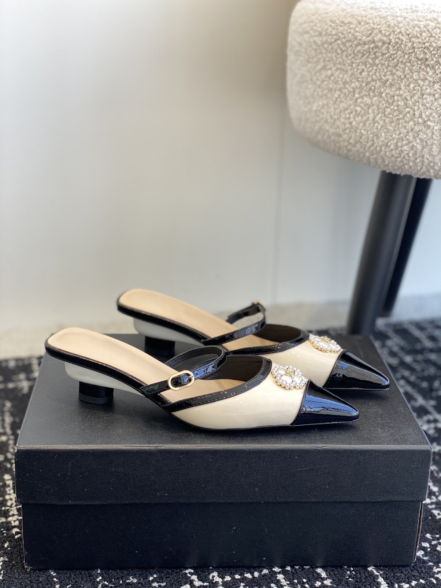 mule sandal beige black patent calfskin