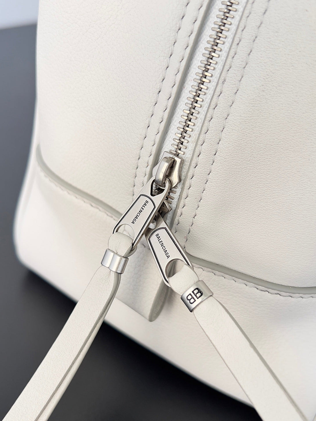 ๐๐ฎ๐น๐ฒ๐ป๐ฐ๐ถ๐ฎ๐ด๐ฎ ๐๐ฎ๐ฟ๐ฟ๐ถ๐ฒ bowling ball bag white lambskin