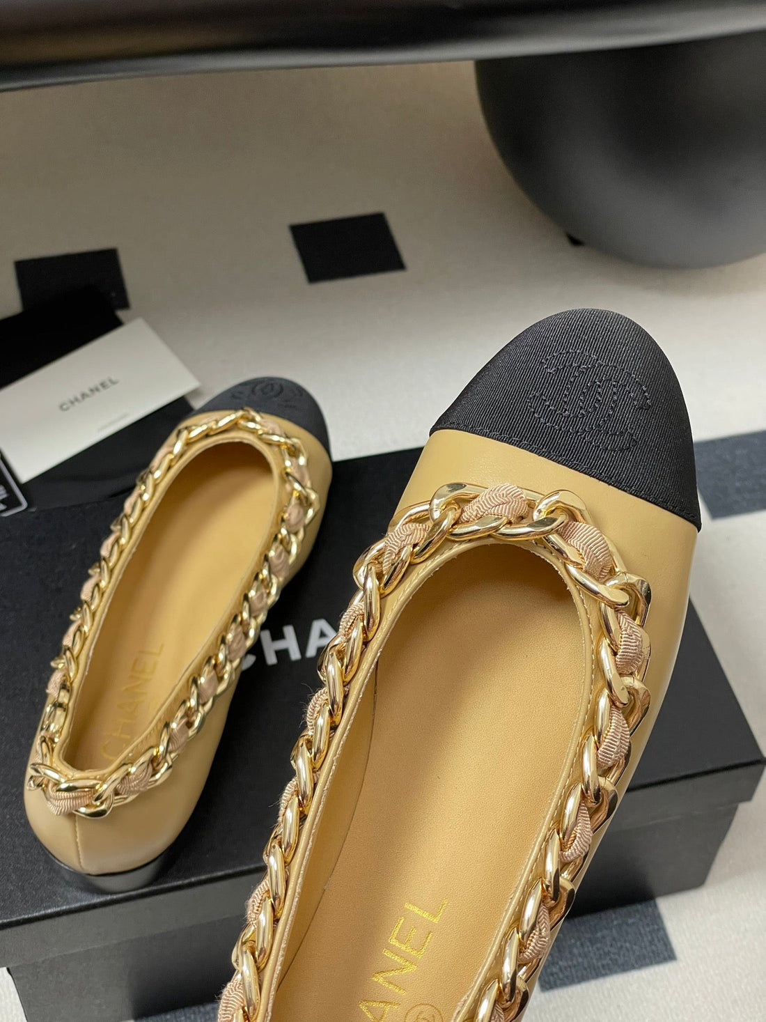 Chanel 25A Ballet Flats Big Chain Double C Beige Black Sheepskin 393818