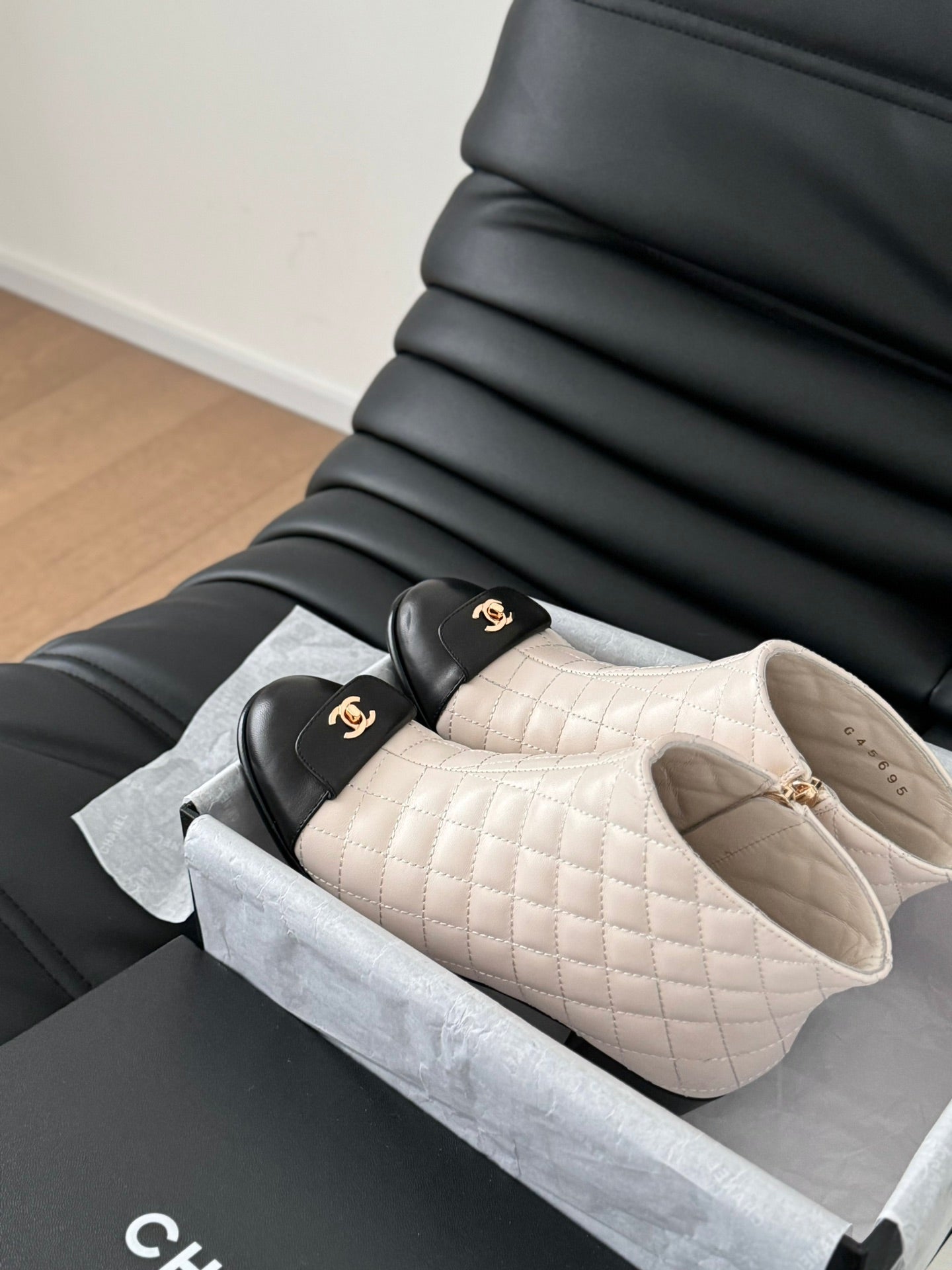 CC SHORT BOOTS 65 MM IN WHITE MIX BLACK QUILTED PATTERN LAMBSKIN