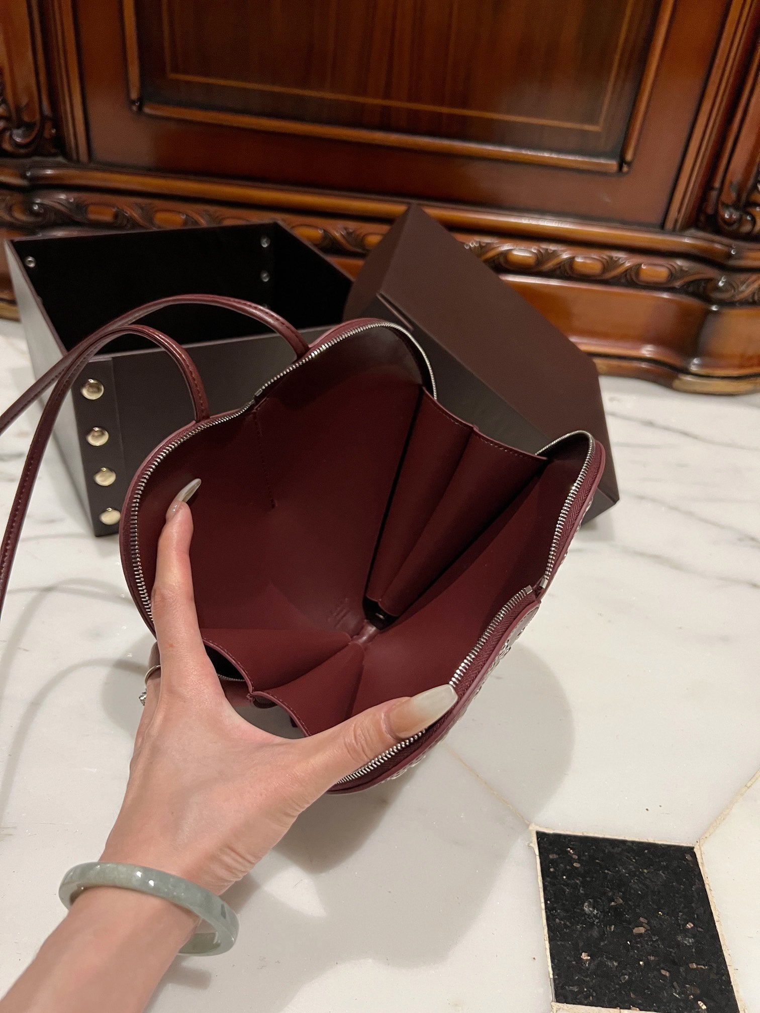 Le Coeur 21cm Burgundy Metal Rivet Calfskin Shouder 243047