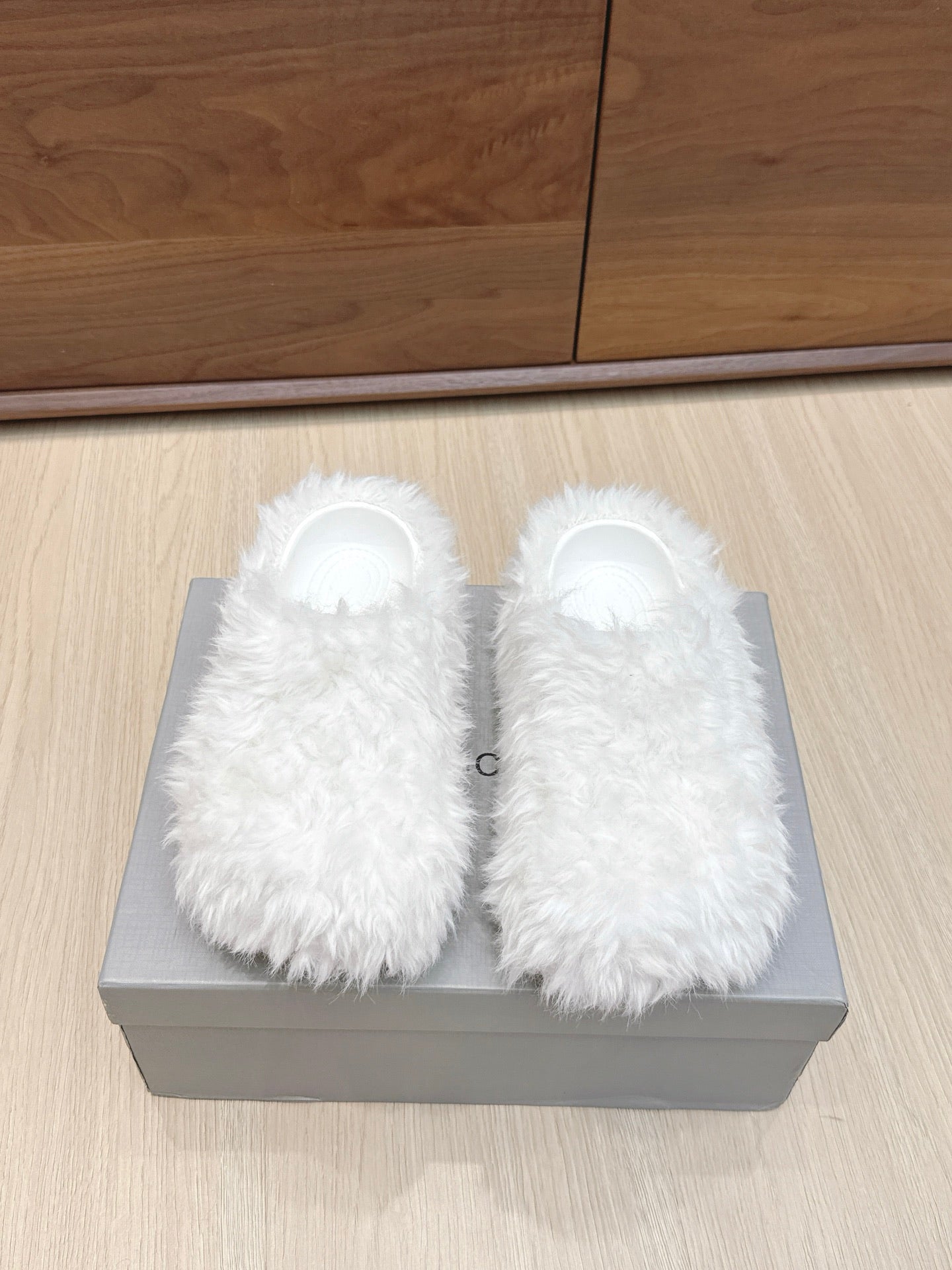 Balenciaga 25ss slippers white wool 462673