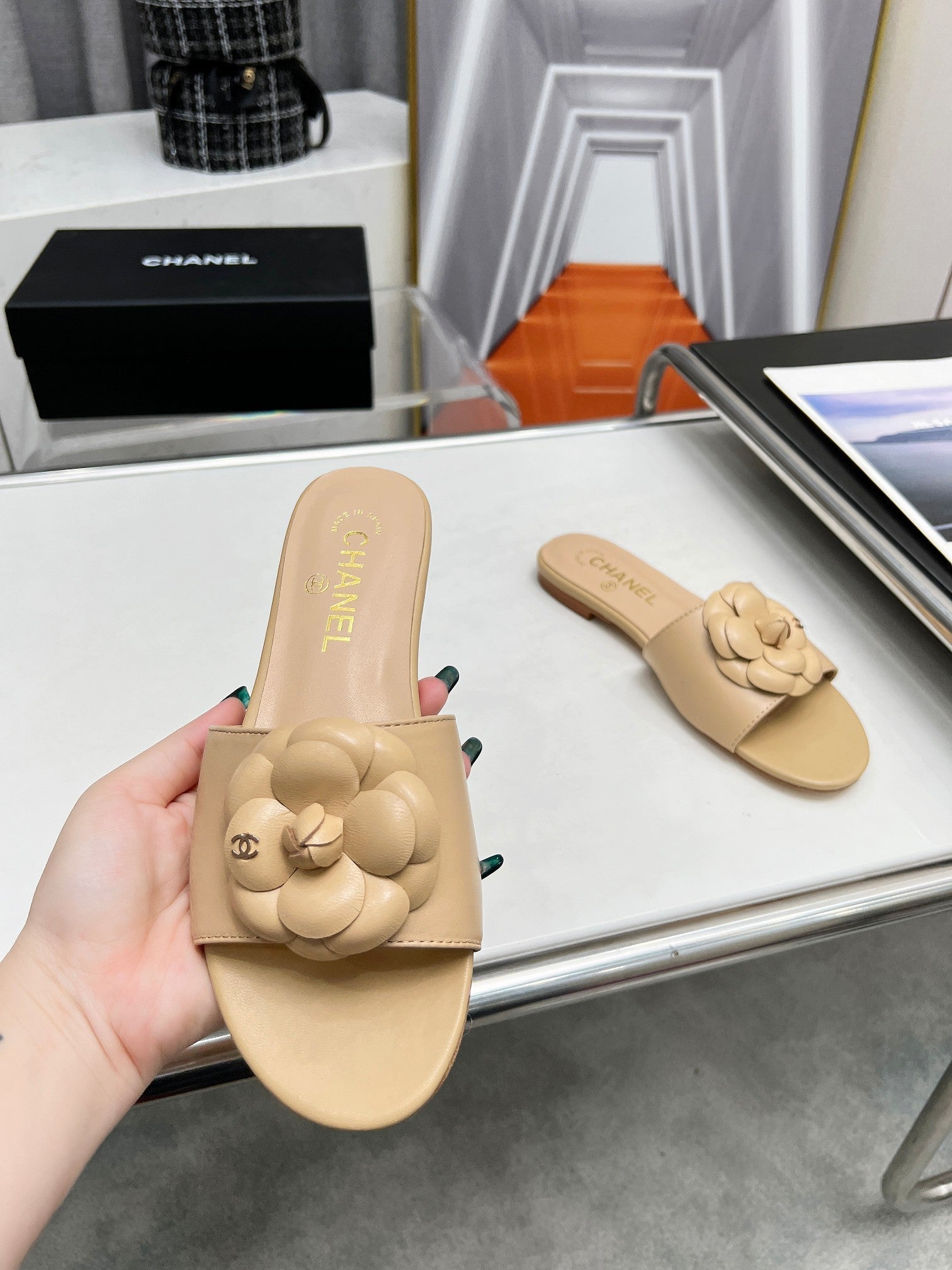 mule sandal flower beige calfskin