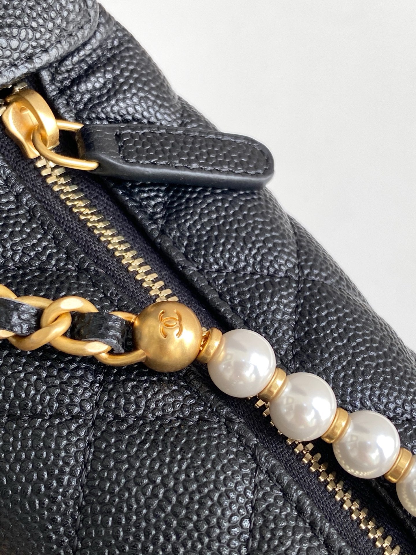 CC 25S Pouch Bag 17cm Black Grained Calfskin Pearl