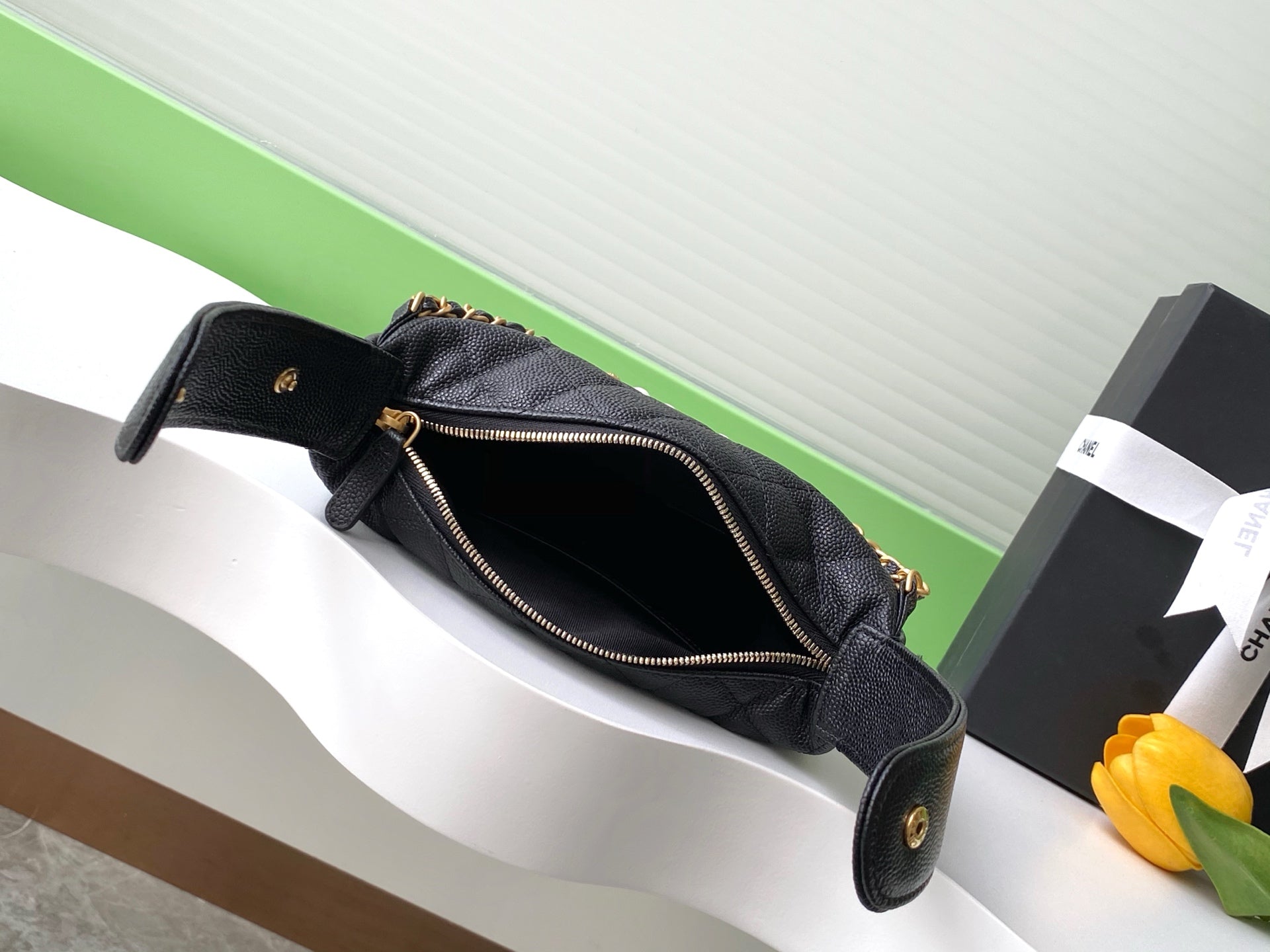 CC 25S Pouch Bag 17cm Black Grained Calfskin Pearl