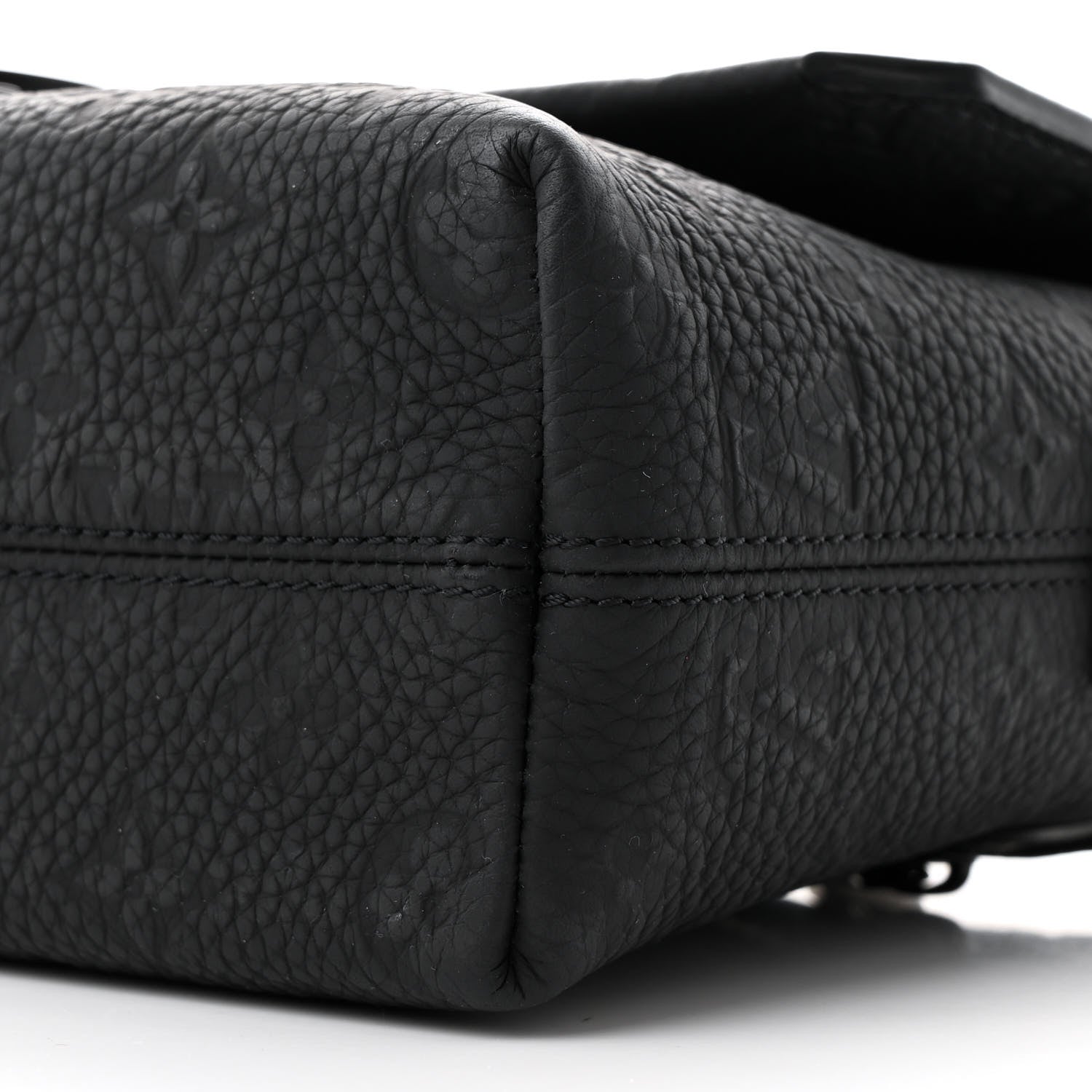 Taurillon Monogram S-Cape Messenger Black