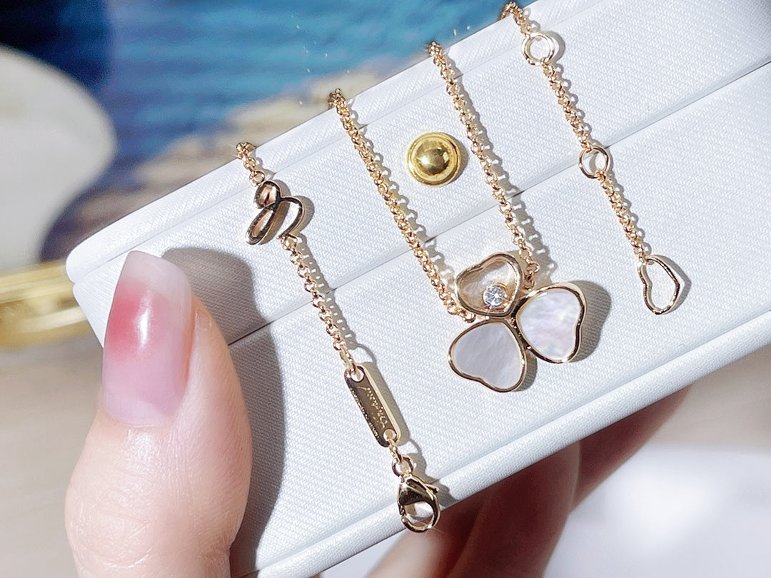 HAPPY WING NECKLACE MOP 1 DIAMOND