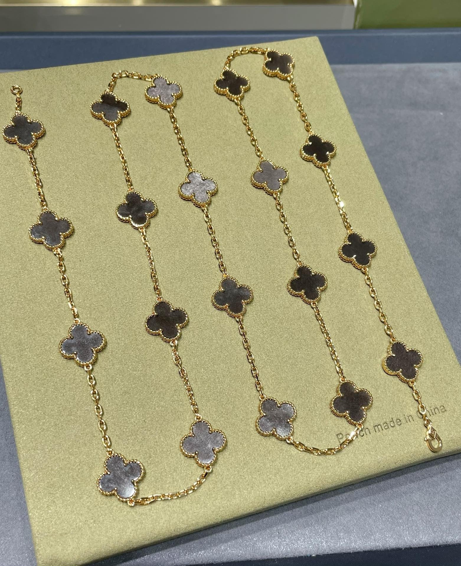 CLOVER 20 MOTIF GREY MOP PINK GOLD NECKLACE