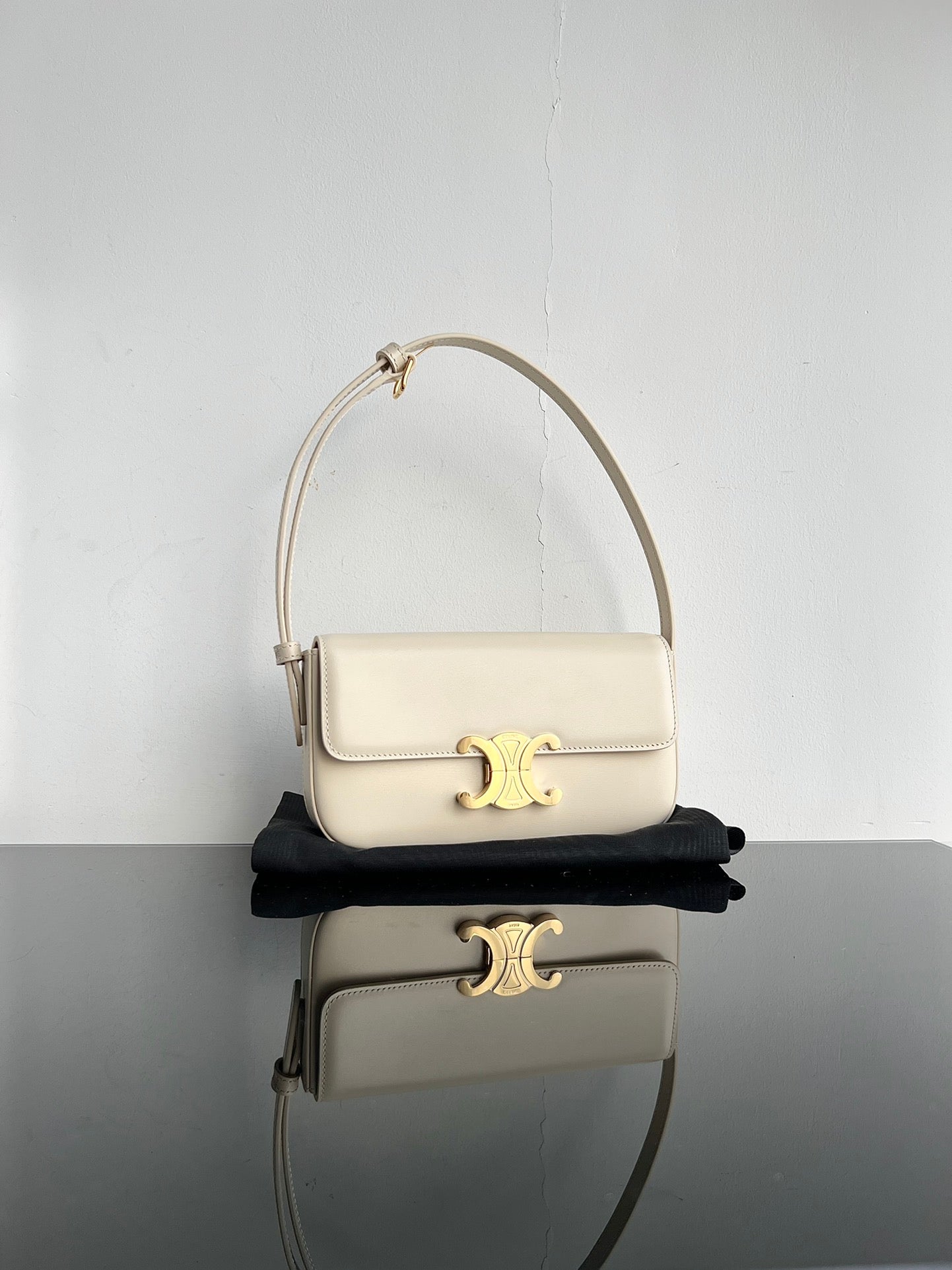 CLASSIC TRIOMPHE 20 CREAM CALFSKIN GOLD HARDWARE