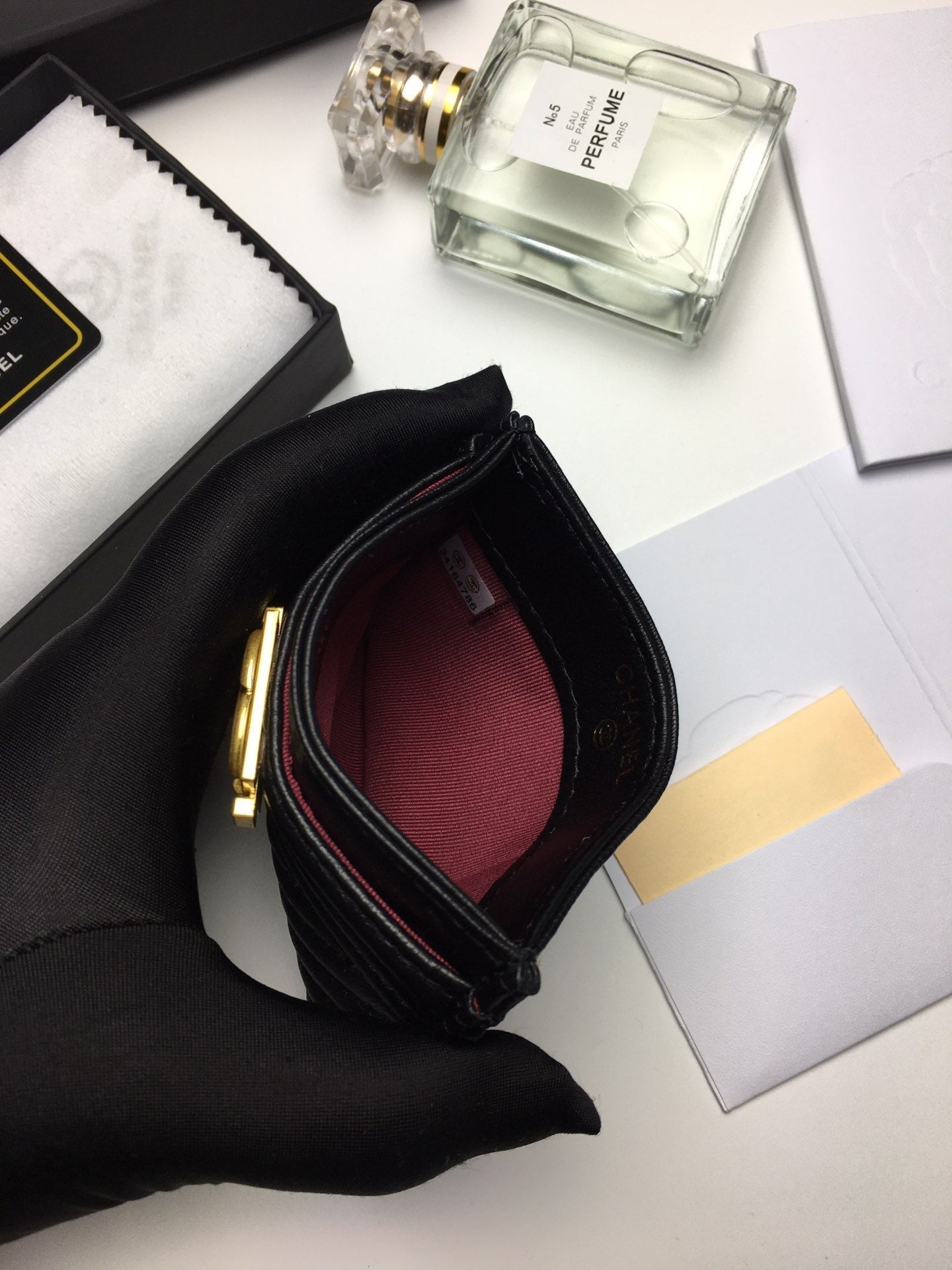 CC LINE CARD HOLDER 11.2 BLACK CALFSKIN GOLD ICON