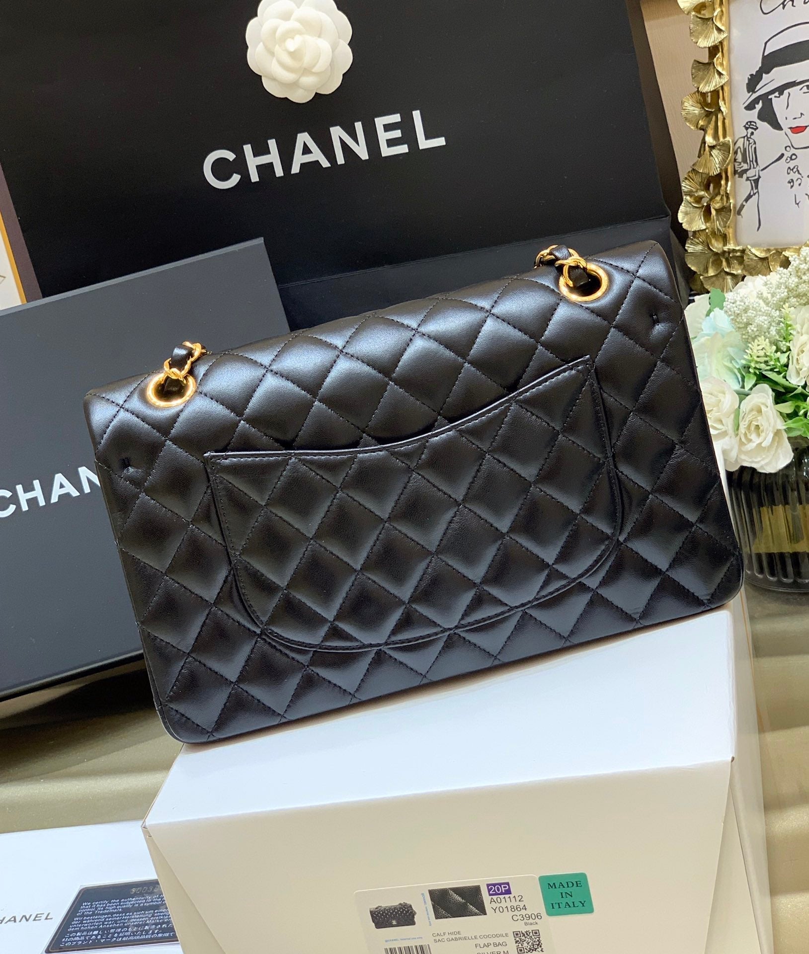 CLASSIC FLAP 25 BLACK LAMBSKIN YELLOW GOLD HARDWARE