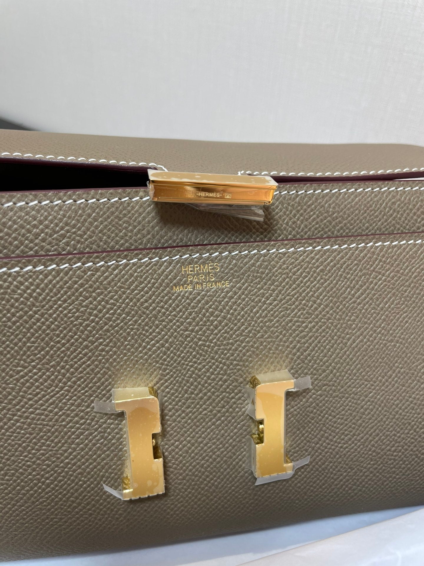 CONSTANCE TO GO 20.5 ETOUPE EPSOM GOLD HARDWARE