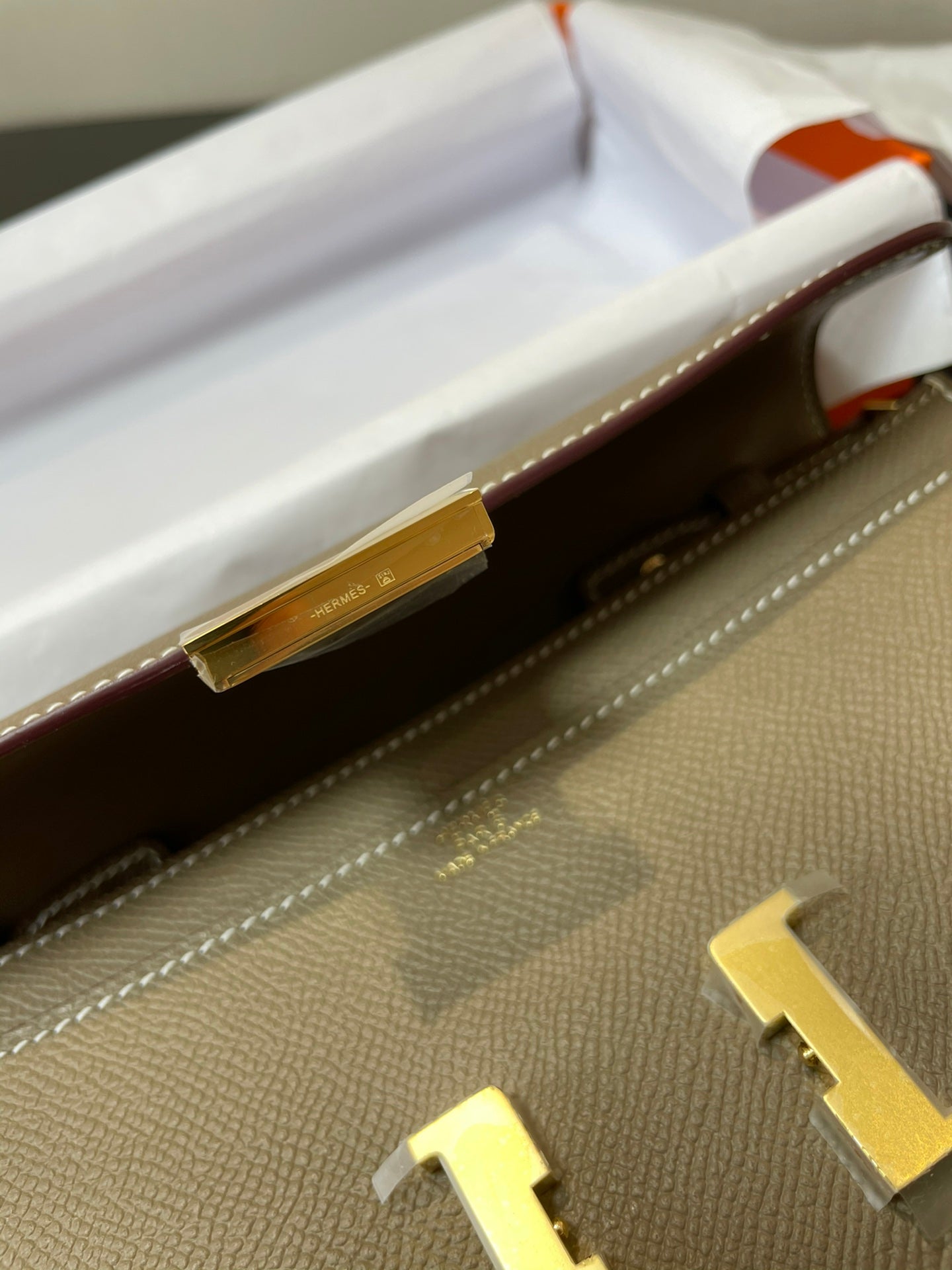 CONSTANCE TO GO 20.5 ETOUPE EPSOM GOLD HARDWARE