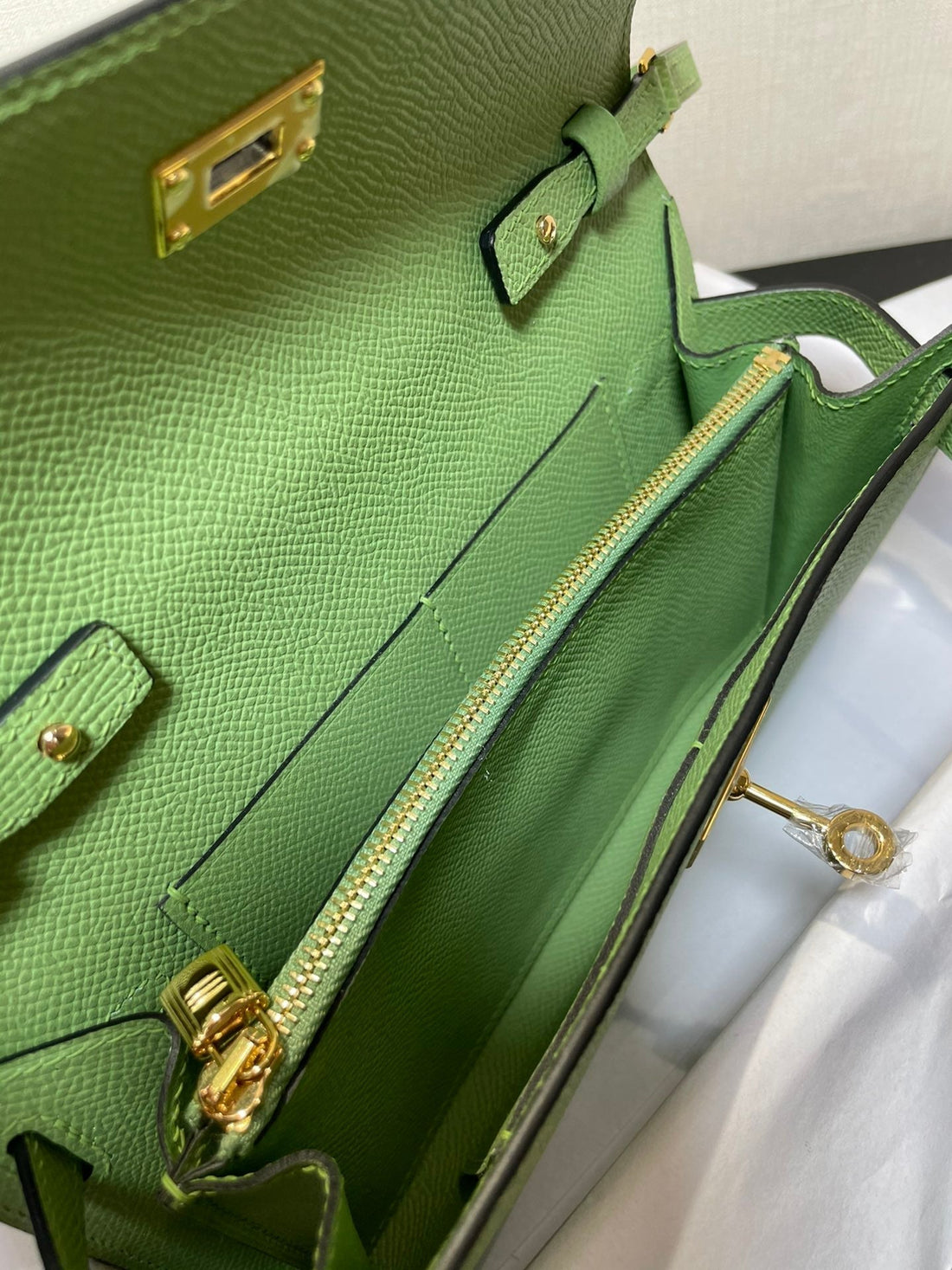 kelly to go wallet 20.5 green epsom gold hardware