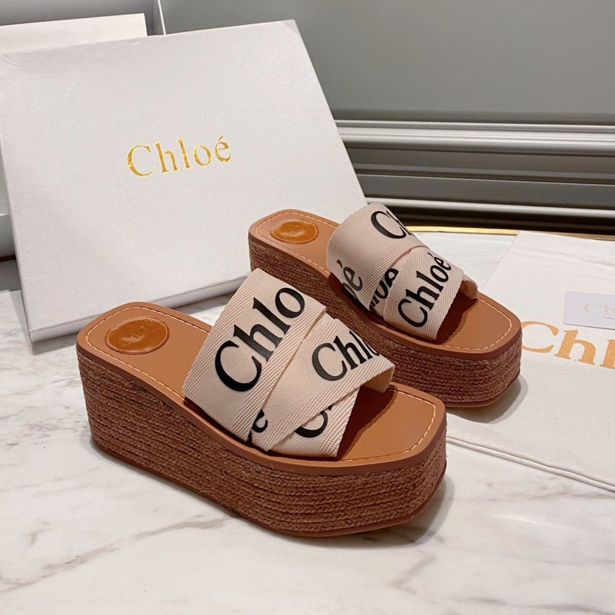 CHLOE WOODY WEDGE IN BEIGE DENIM WITH BLACK LOGO