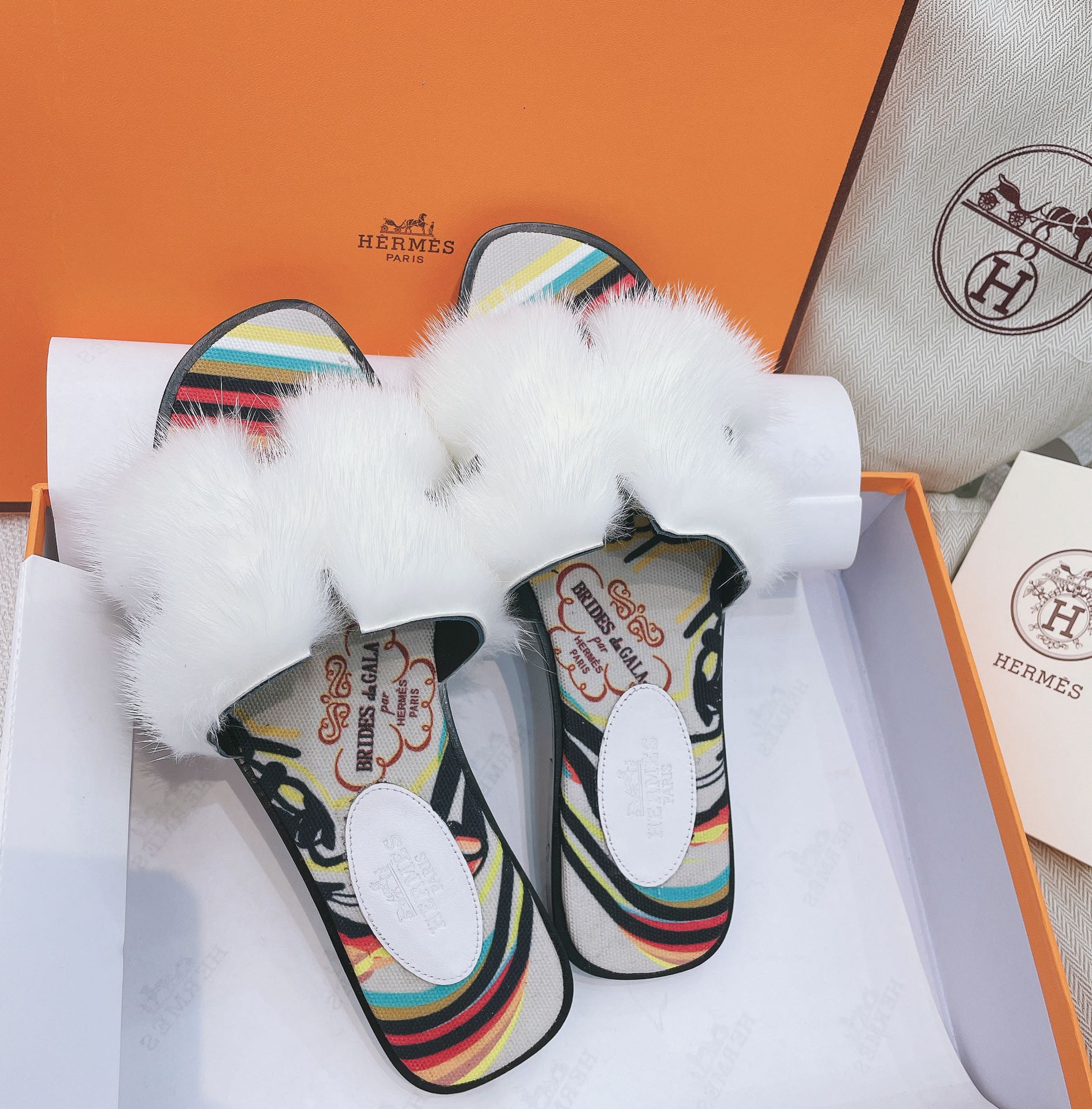 HM 25 Oran White Mink Fur Fabric 348090