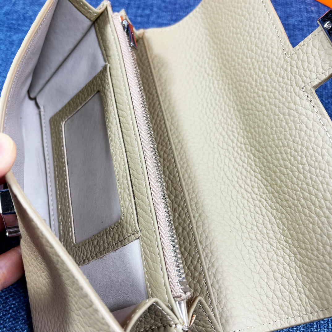 HM CLUTCH CONSTANCE 22 KHAKI CALFSKIN SILVER HARDWARE