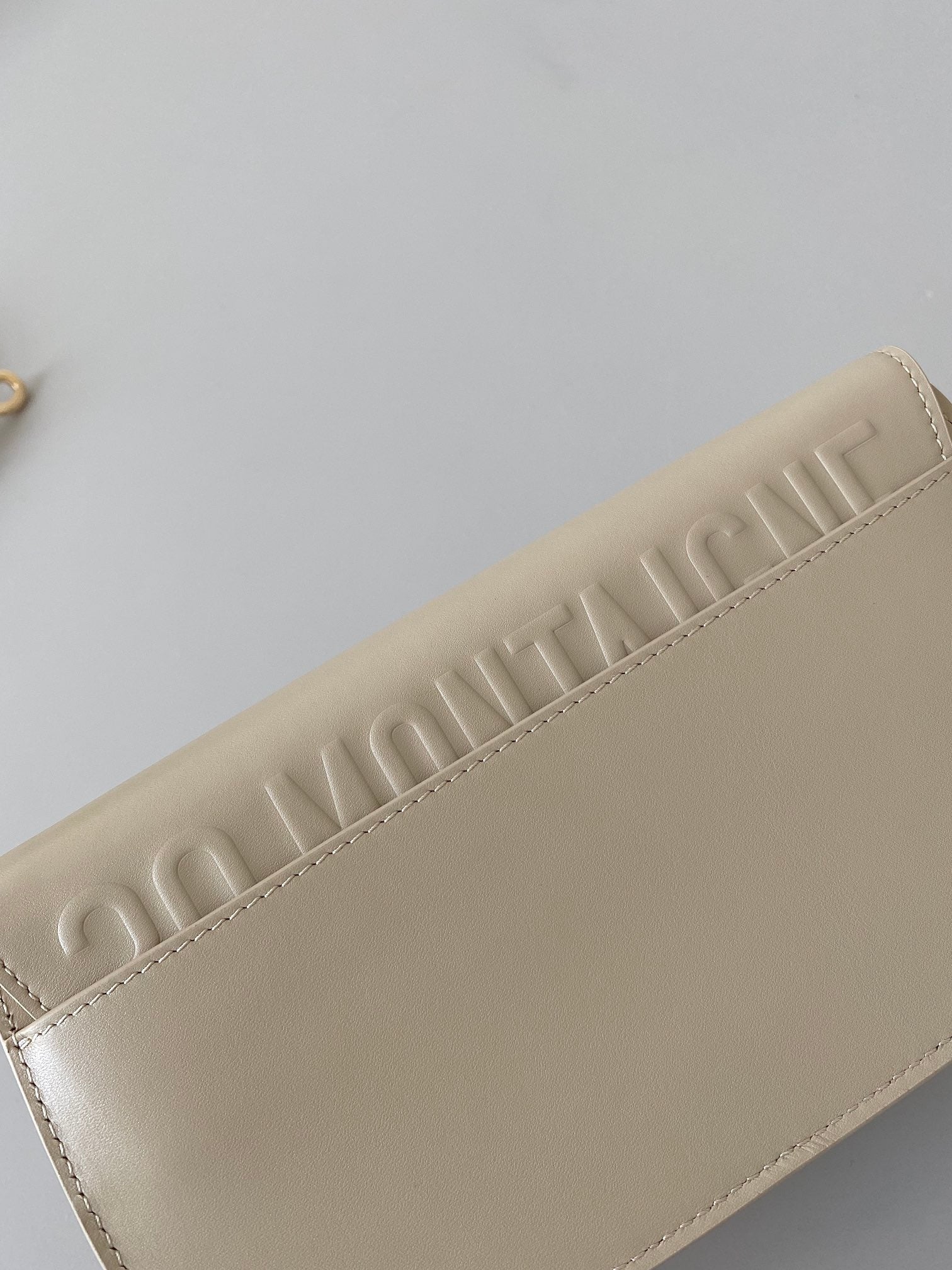 medium cd east west 22cm beige calfskin ghw