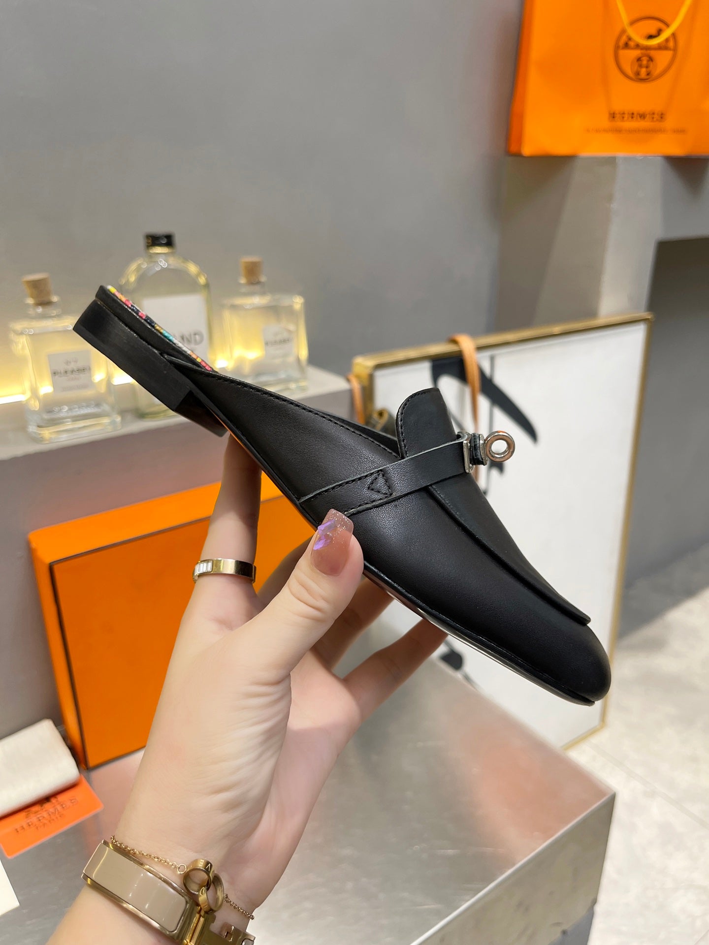 0Z MULE BLACK CALFSKIN WITH PATTERN