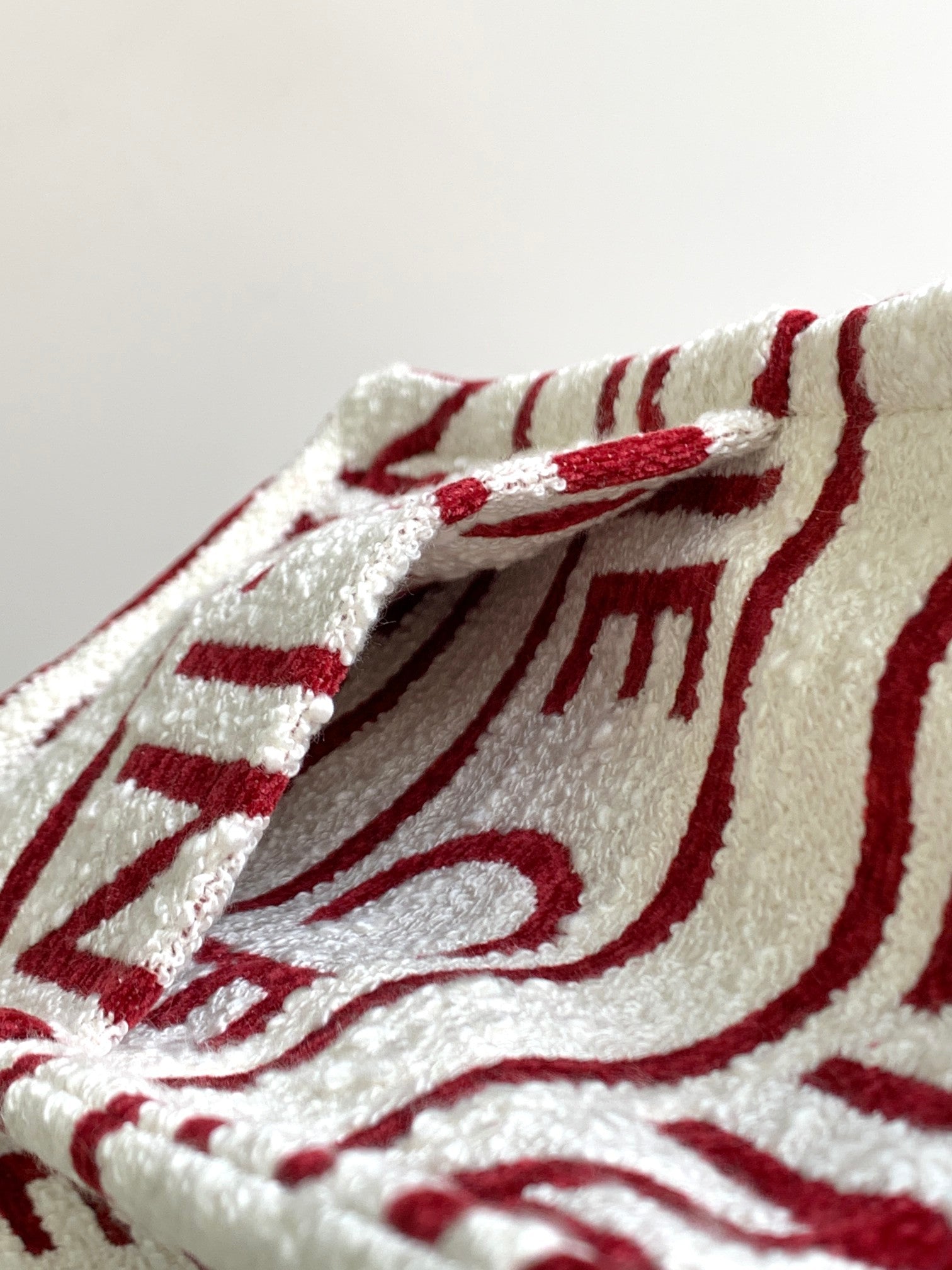 large cabas 41 white burgundy canvas multi logo